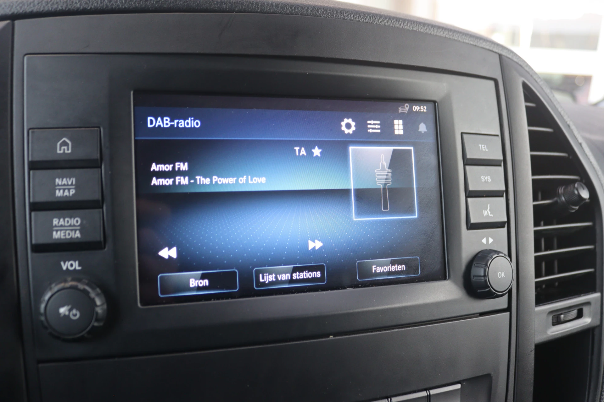 Mercedes-Benz-Vito-image-8