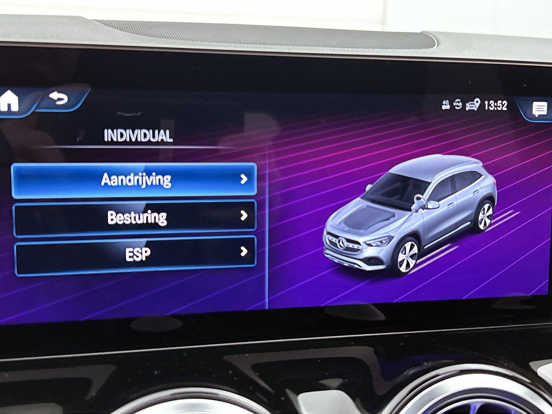 Mercedes-Benz-GLA-image-13