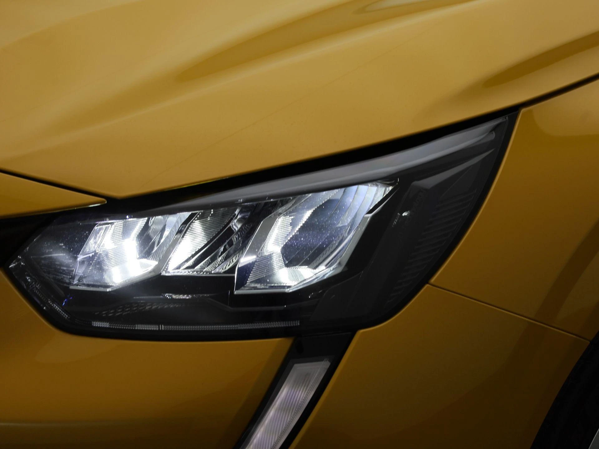 Peugeot 208 - 13
