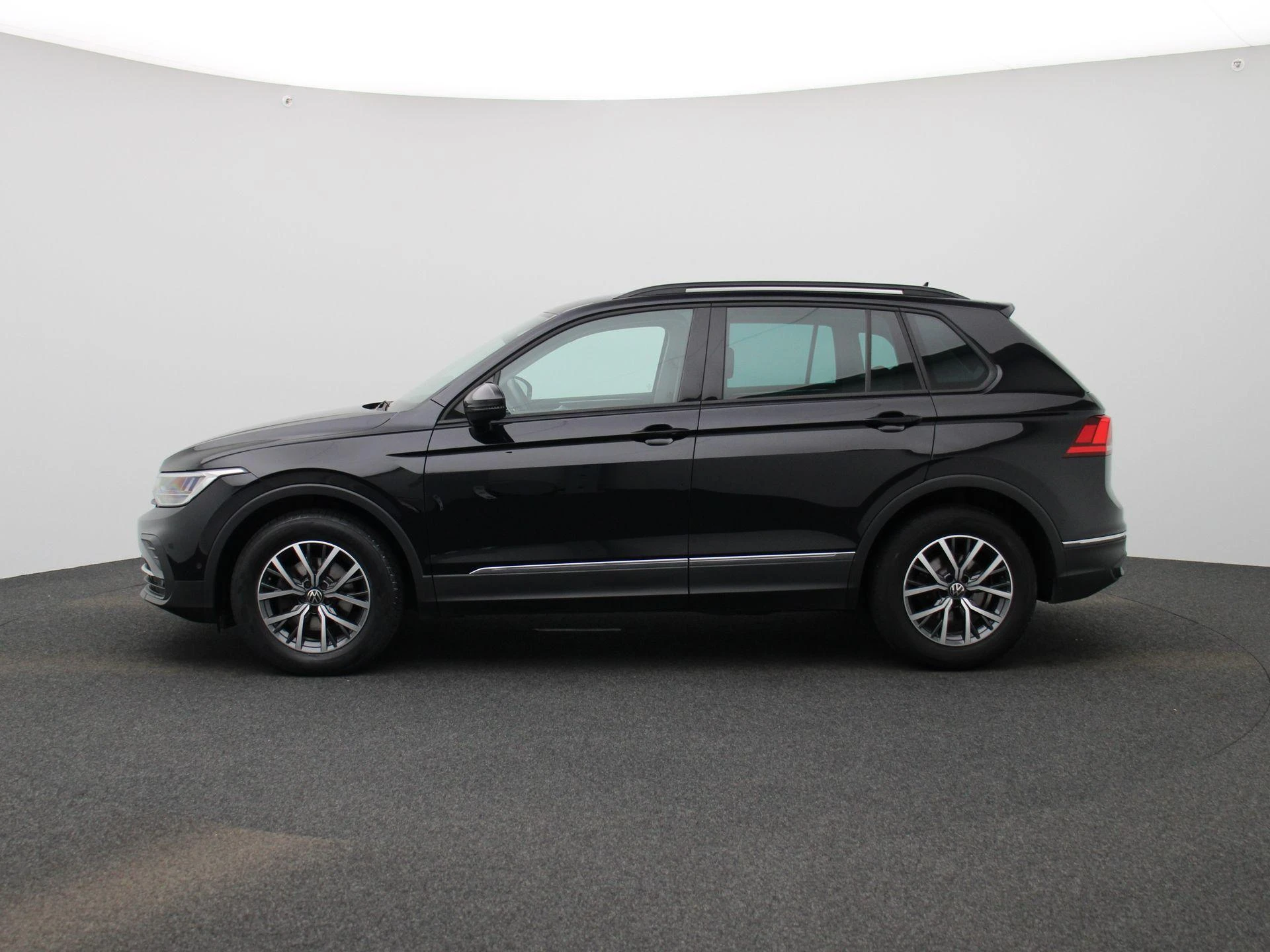 Volkswagen-Tiguan-image-4