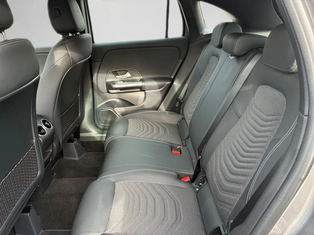 Mercedes-Benz-GLA 200 d-image-9