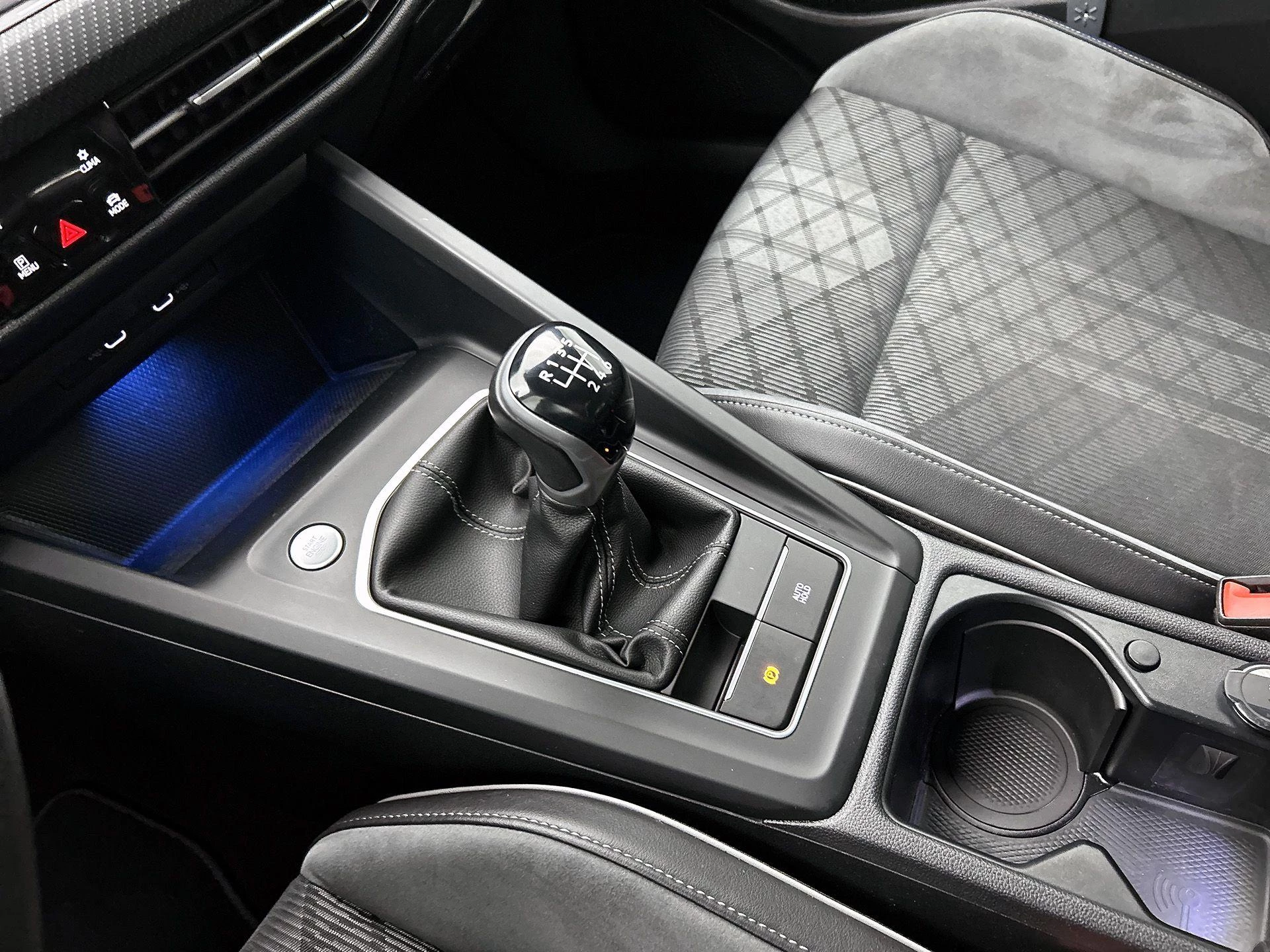 Volkswagen-Golf-image-32