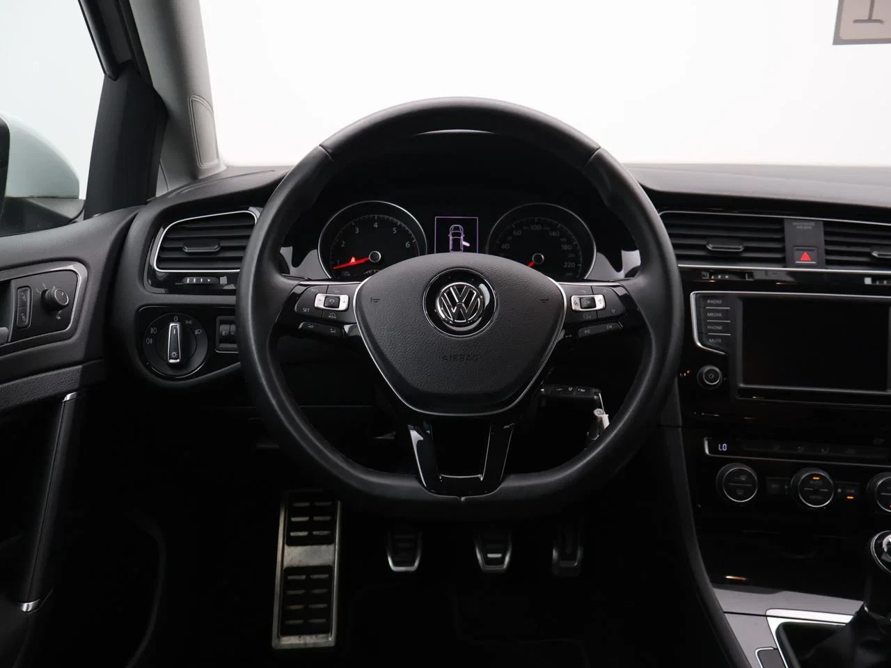 Volkswagen-Golf-image-12
