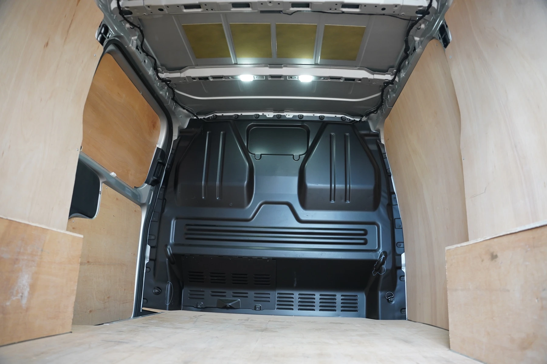 Volkswagen-Transporter-image-9