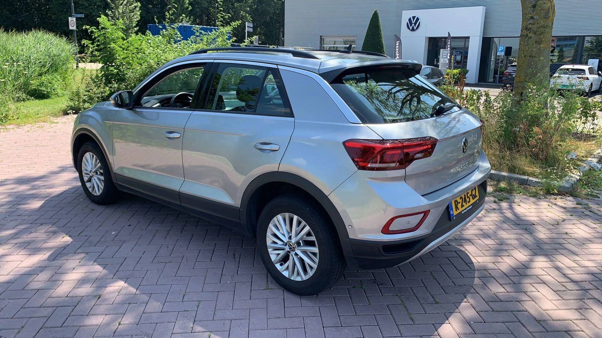 Volkswagen-T-Roc-image-2