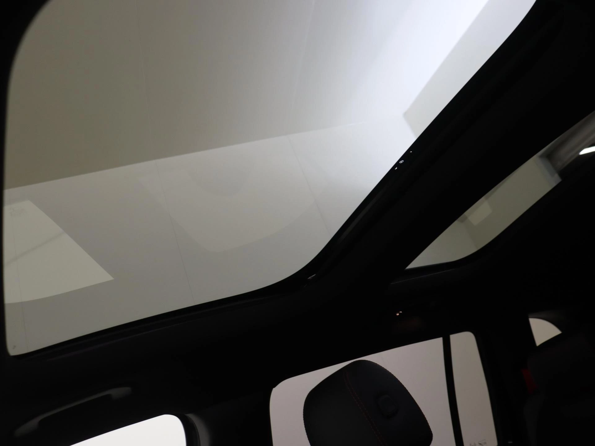 Mercedes-Benz-GLB-image-38
