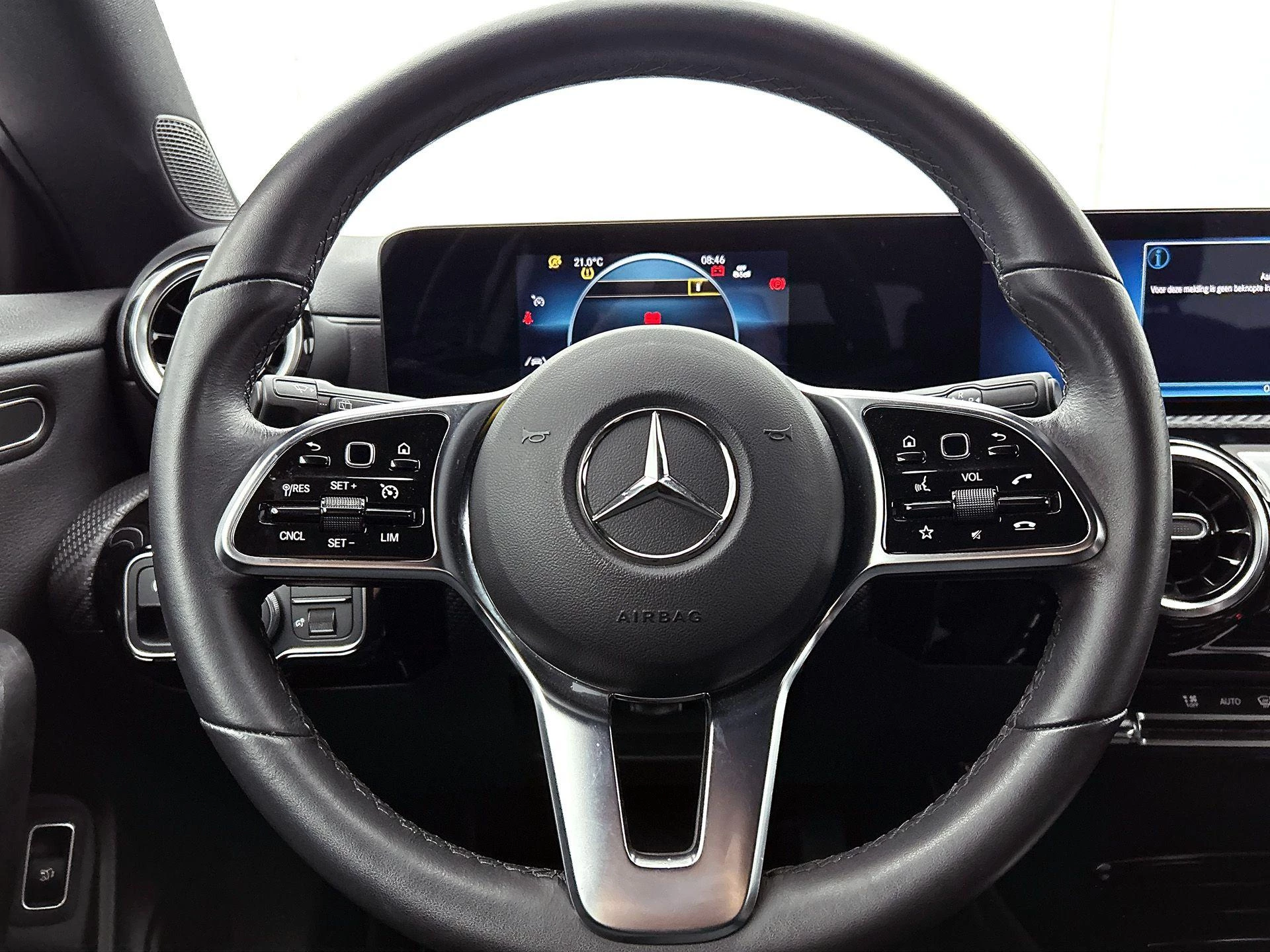 Mercedes-Benz-CLA-image-22