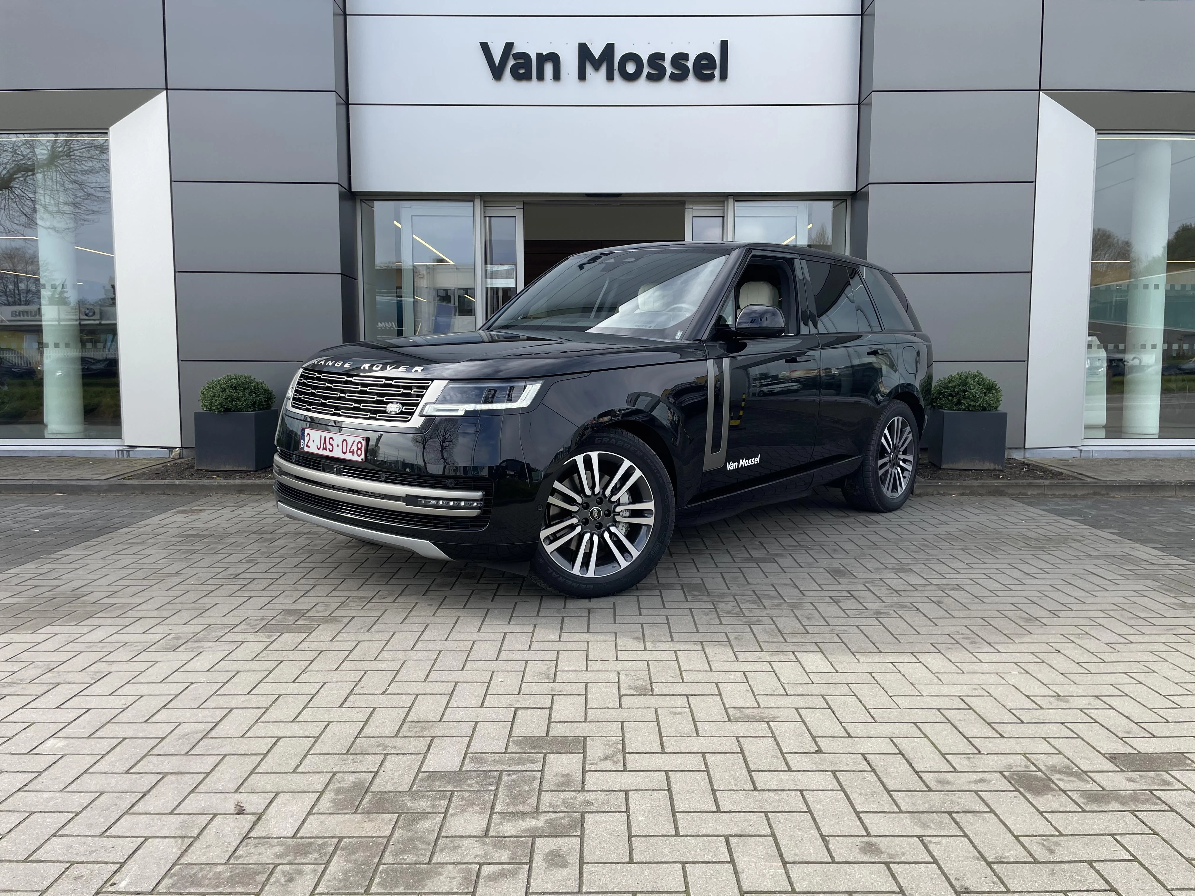 Land Rover-Range Rover-image-0