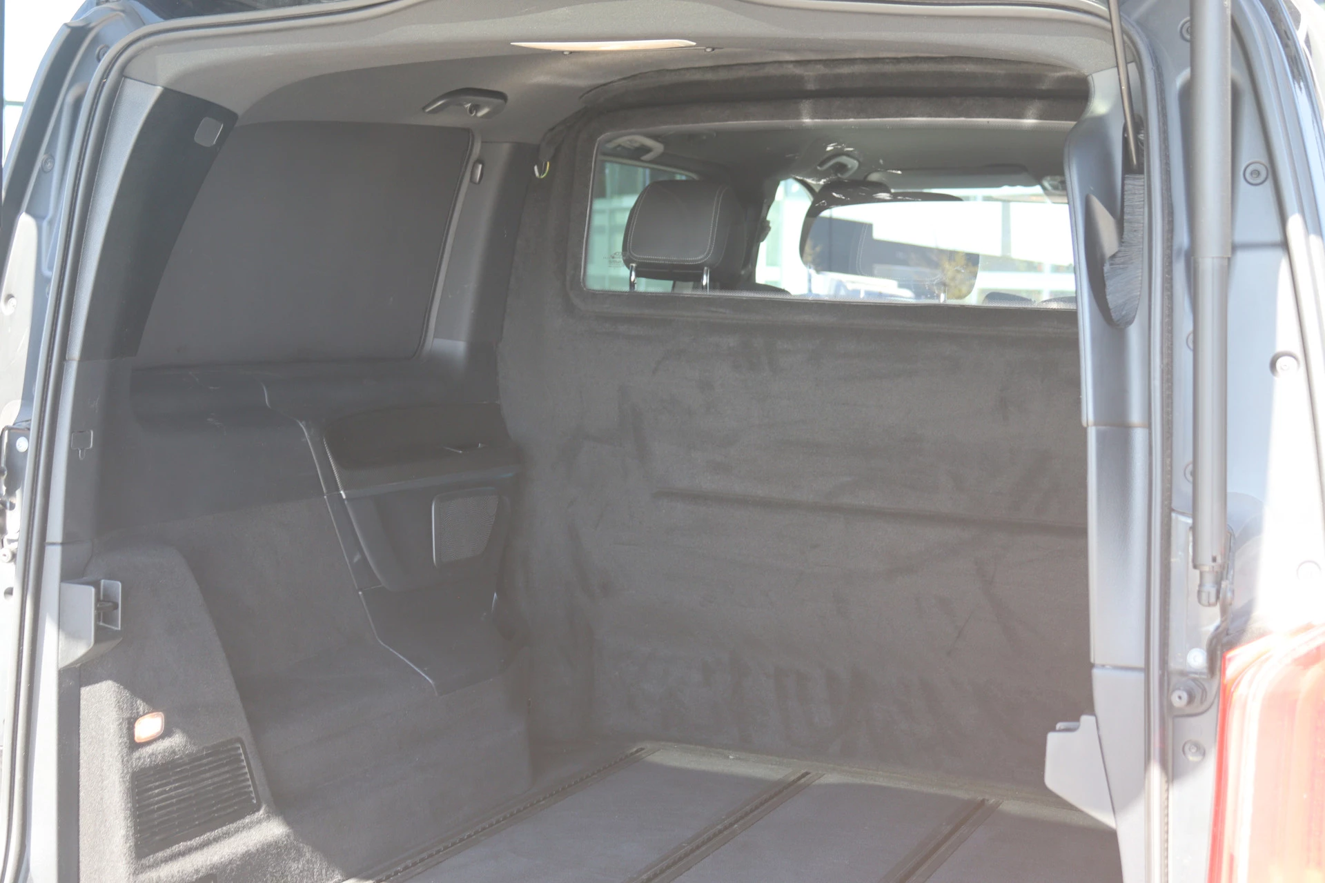 Mercedes-Benz-V-Klasse-image-1