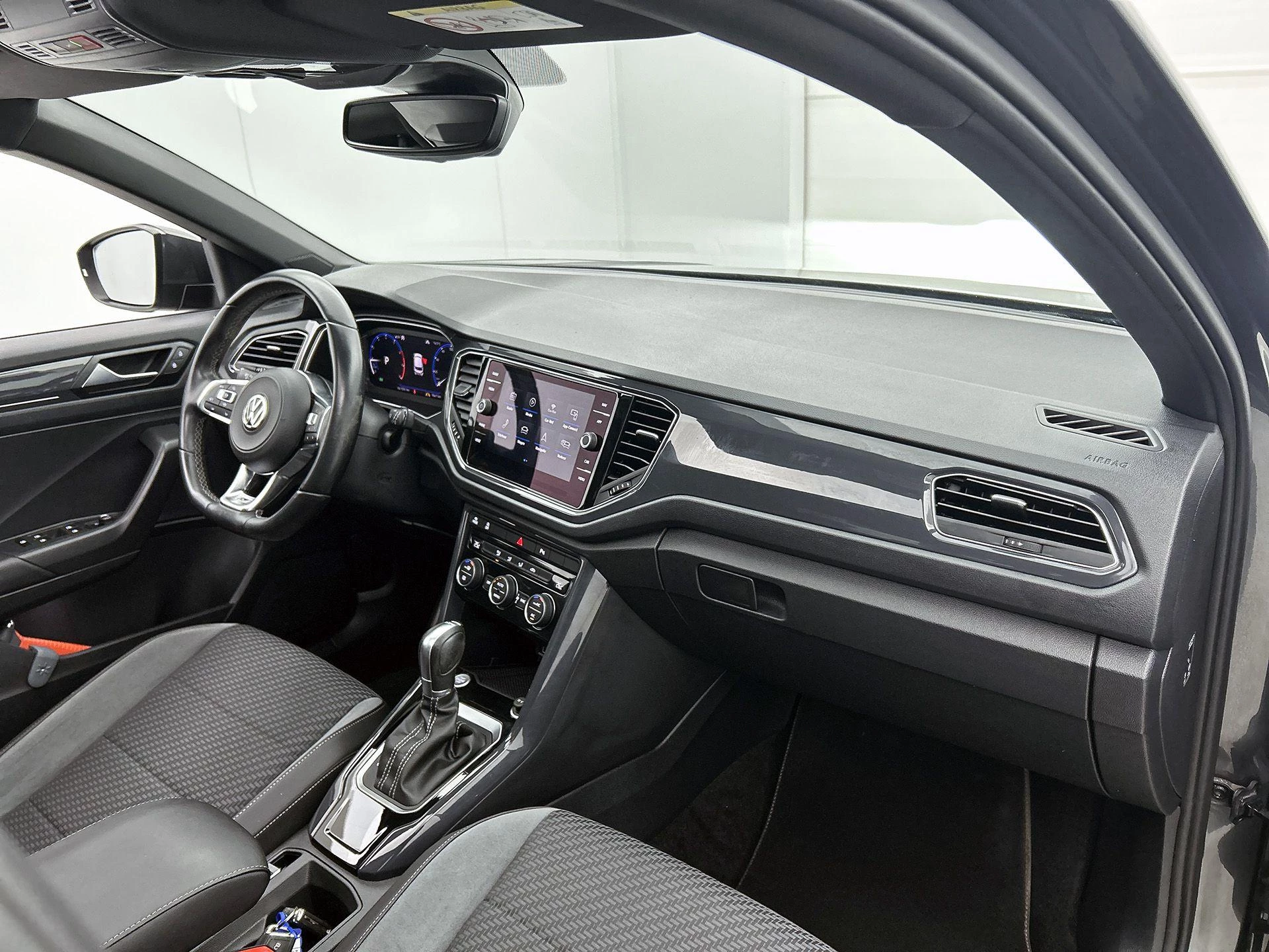 Volkswagen-T-Roc-image-19