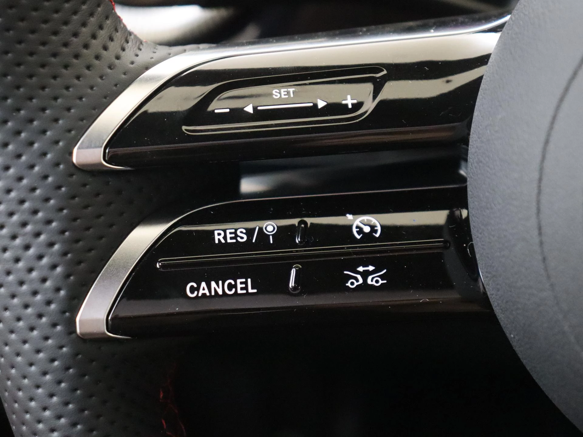 Mercedes-Benz-CLA-image-12