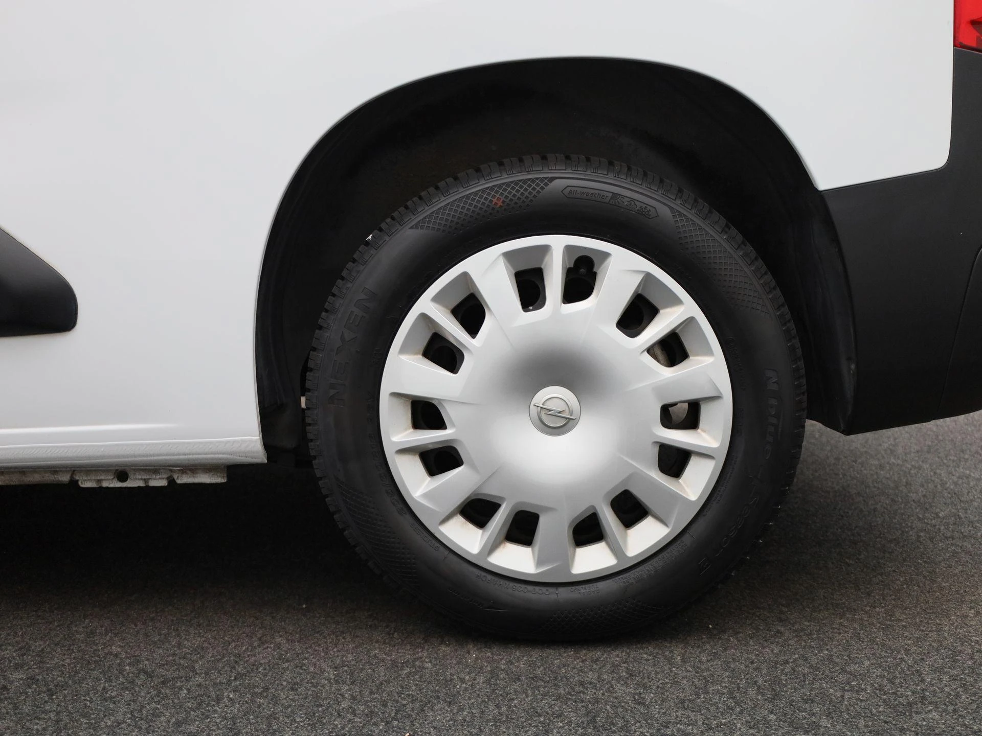 Opel-Combo Life-image-16
