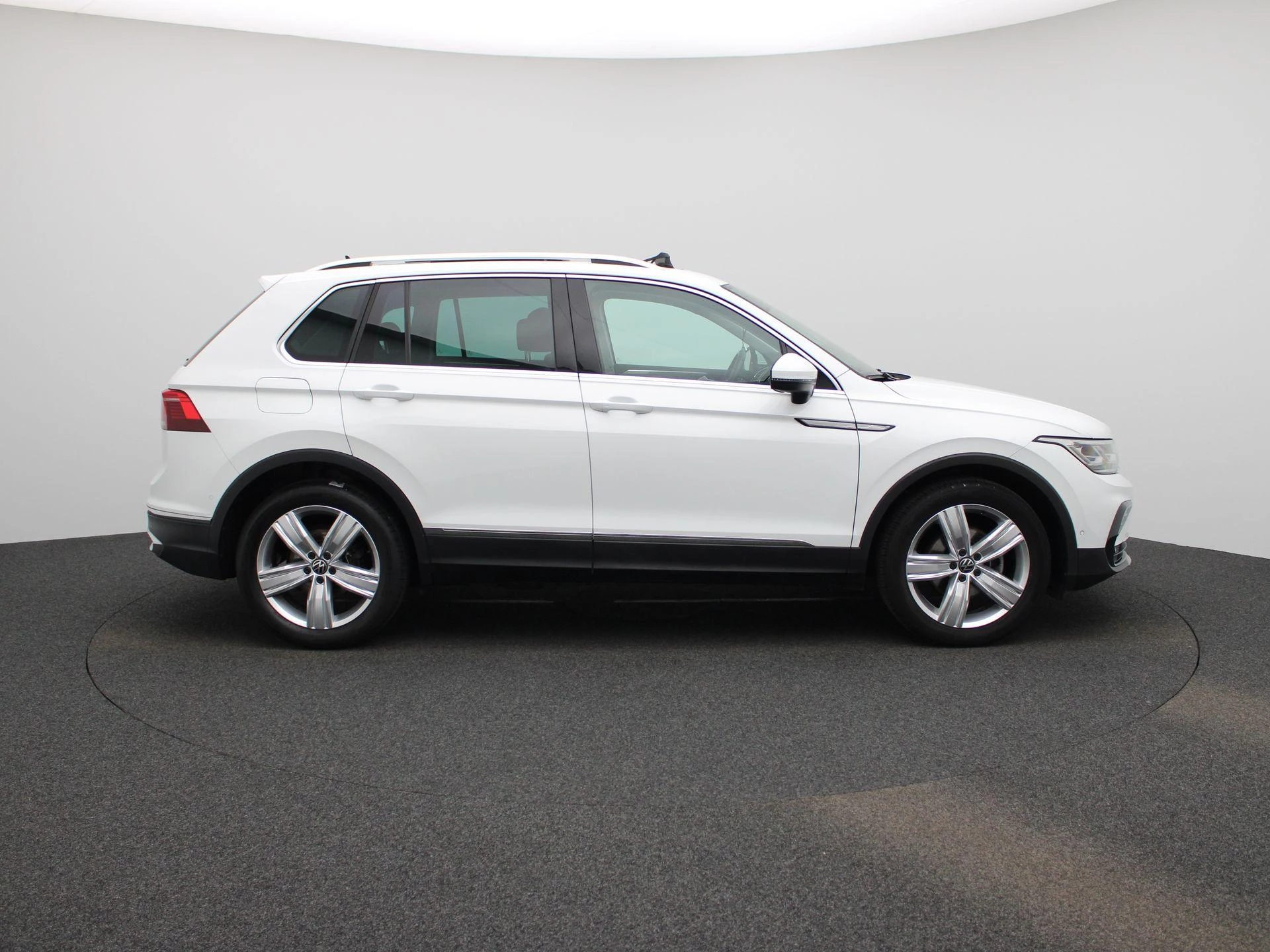Volkswagen-Tiguan-image-5