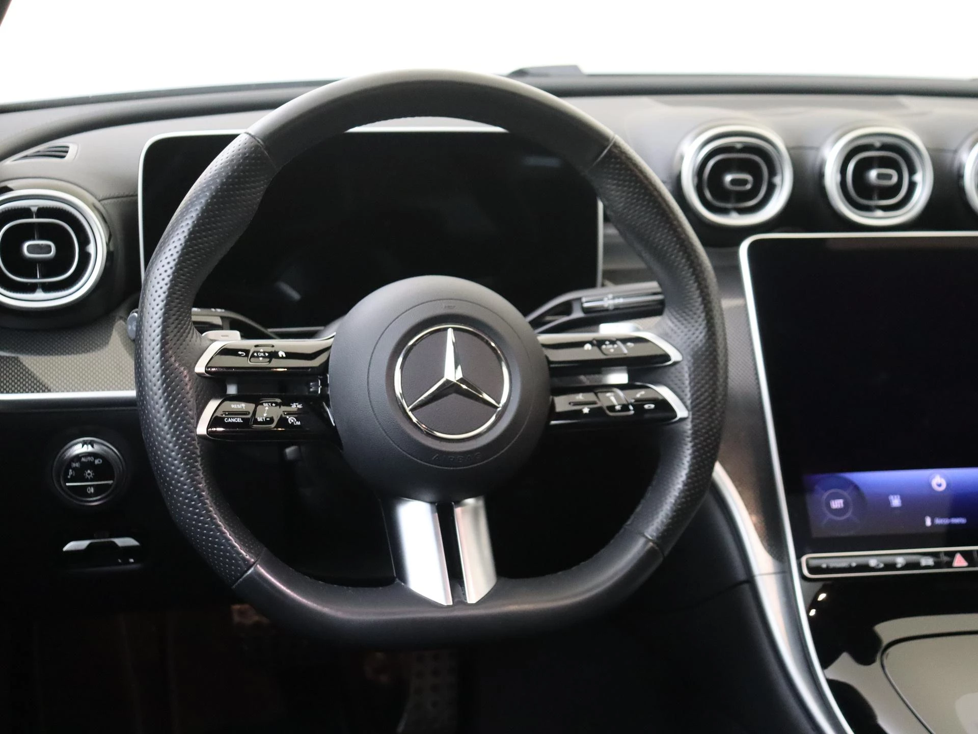 Mercedes-Benz-C-Klasse-image-9
