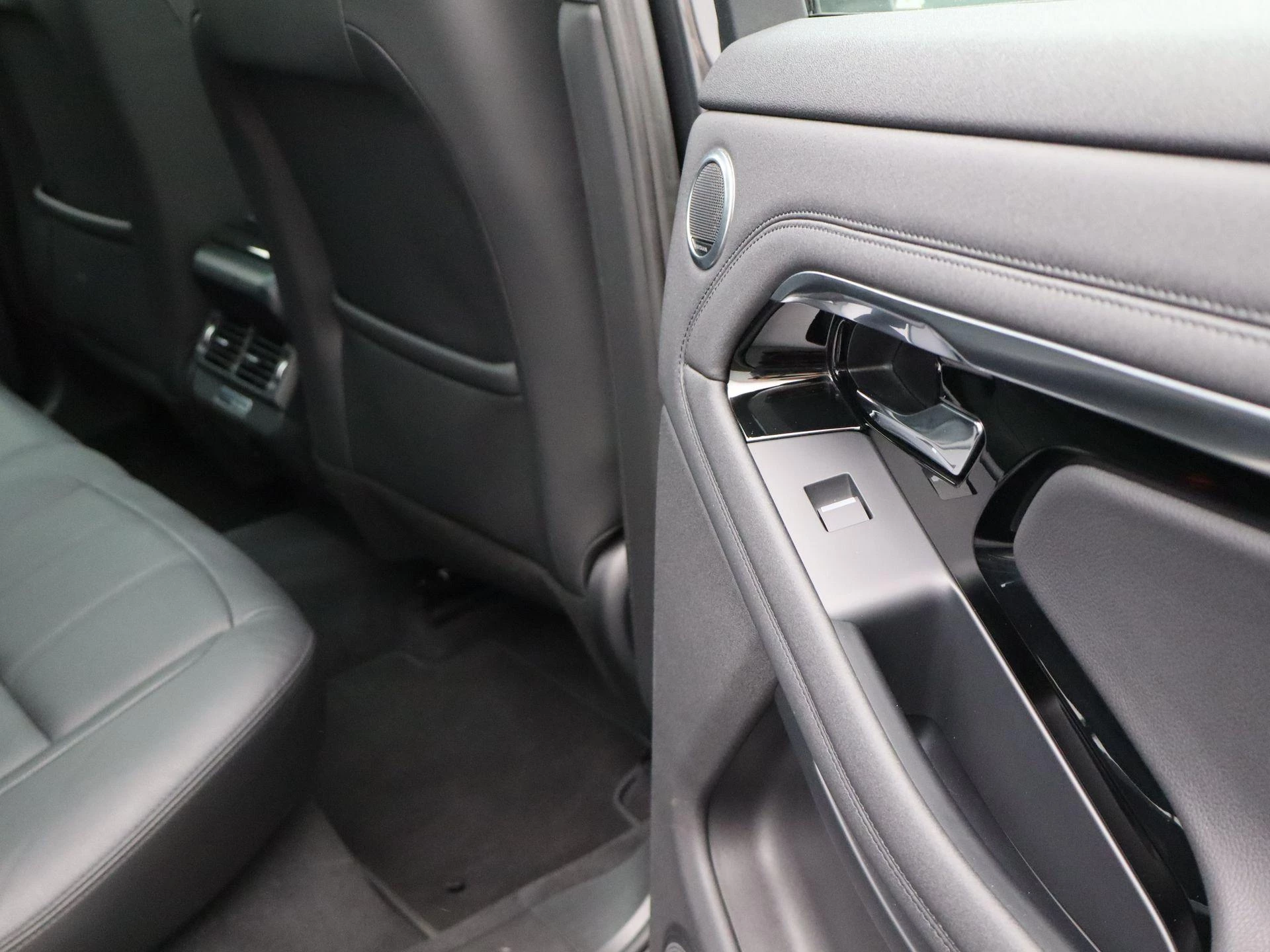 Land Rover-Range Rover Evoque-image-31