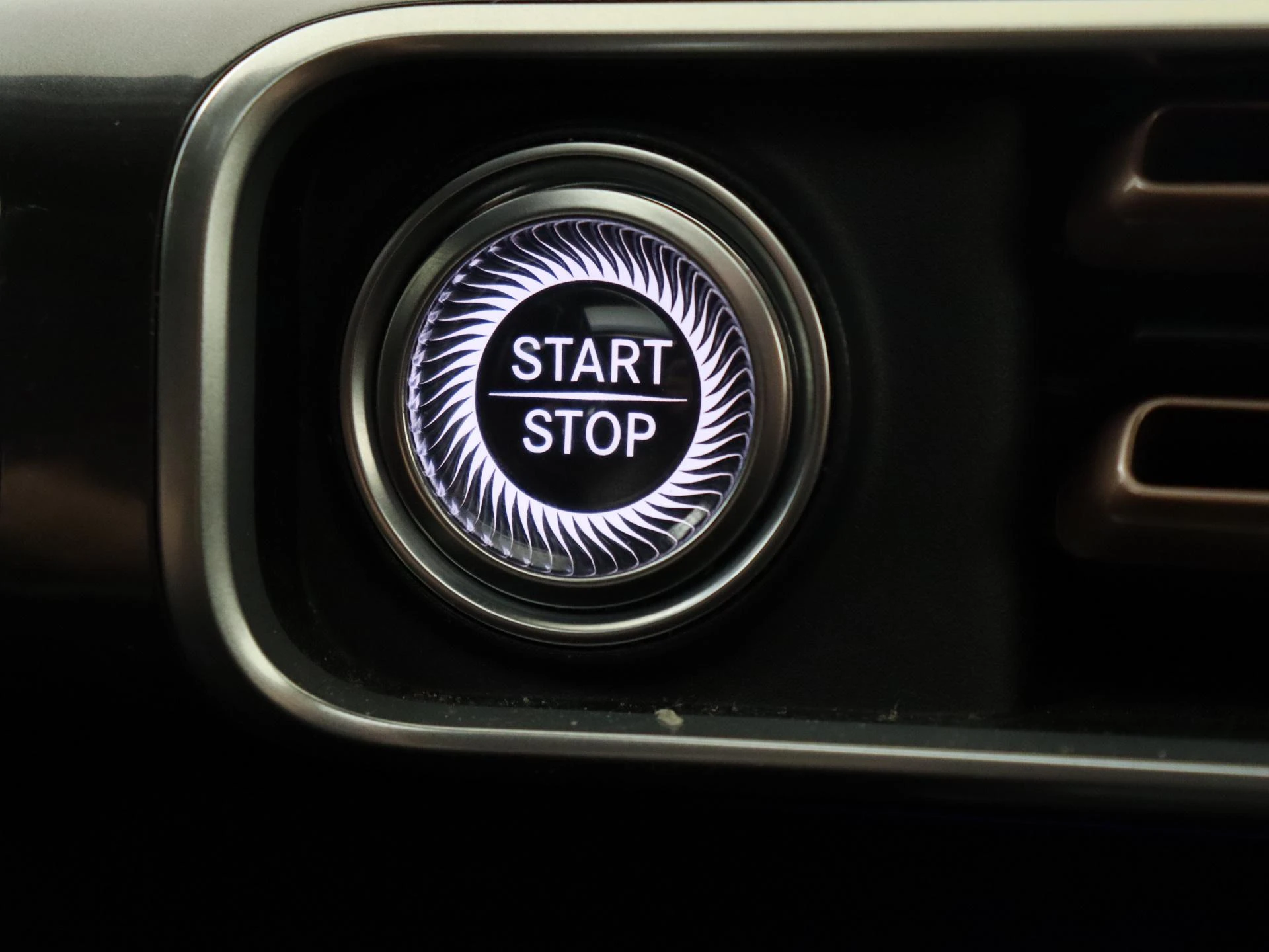 Mercedes-Benz-EQC-image-21