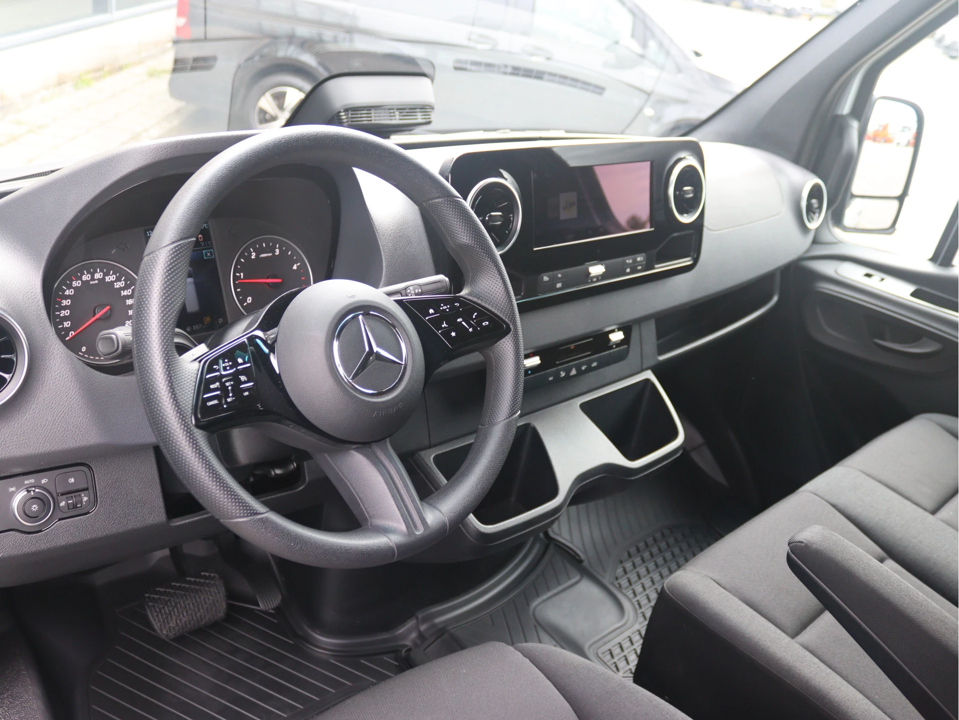 Mercedes-Benz-Sprinter-image-3