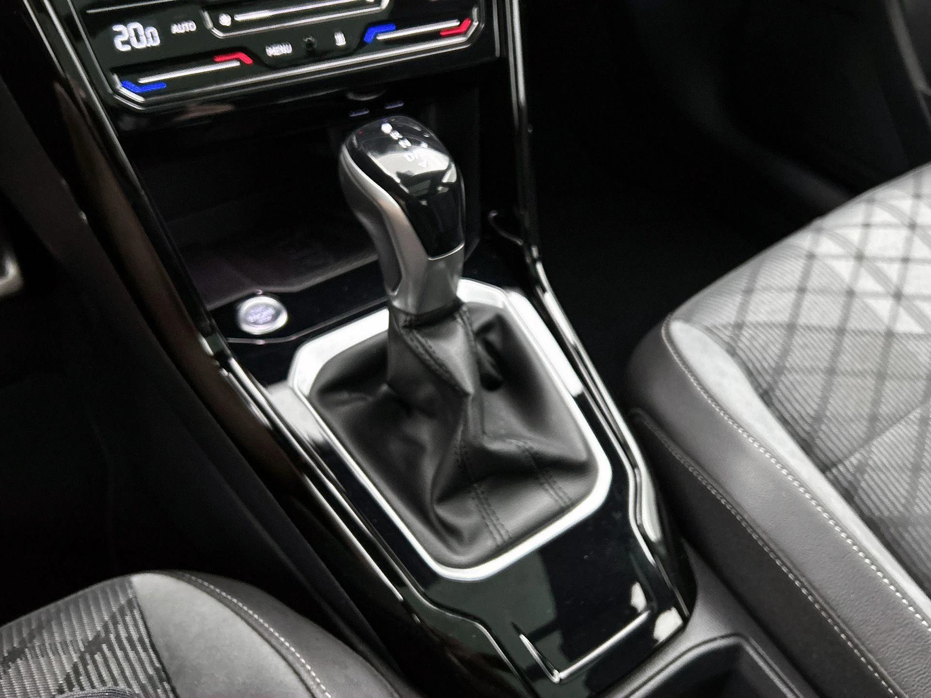 Volkswagen-T-Roc-image-32