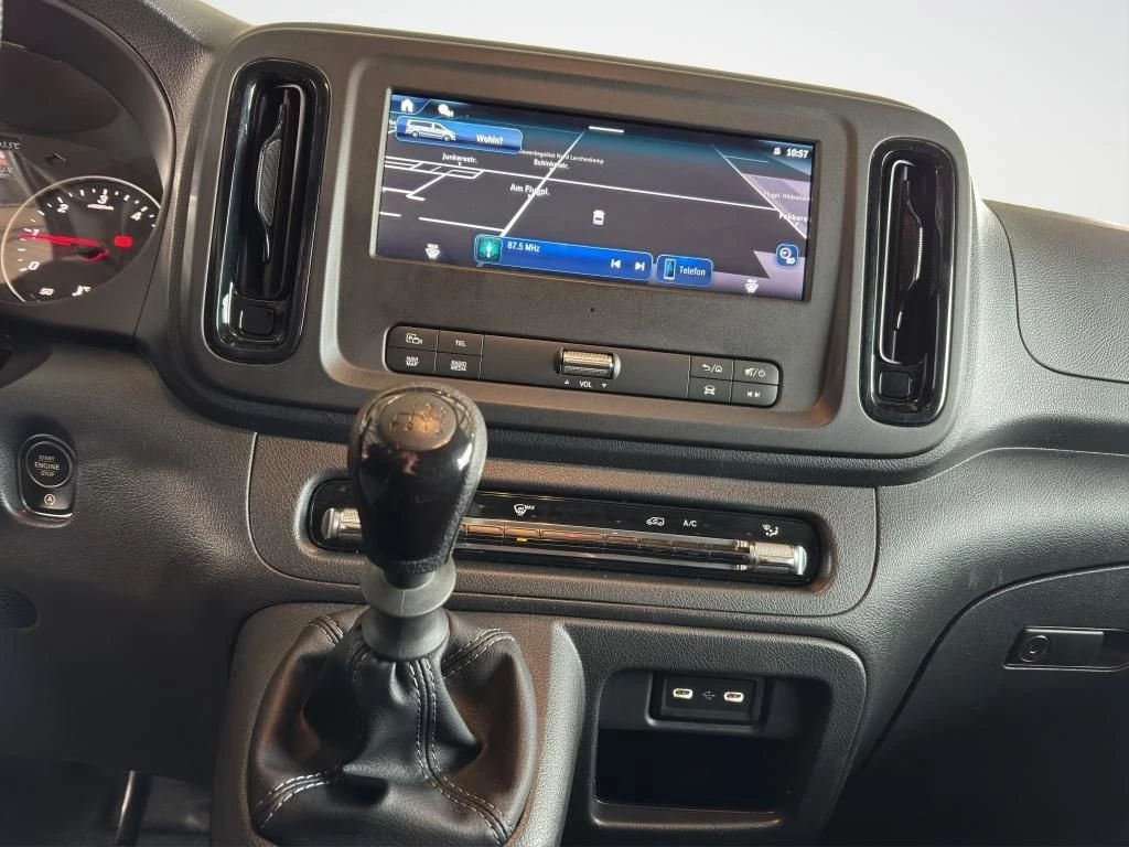 Mercedes-Benz-Vito-image-15