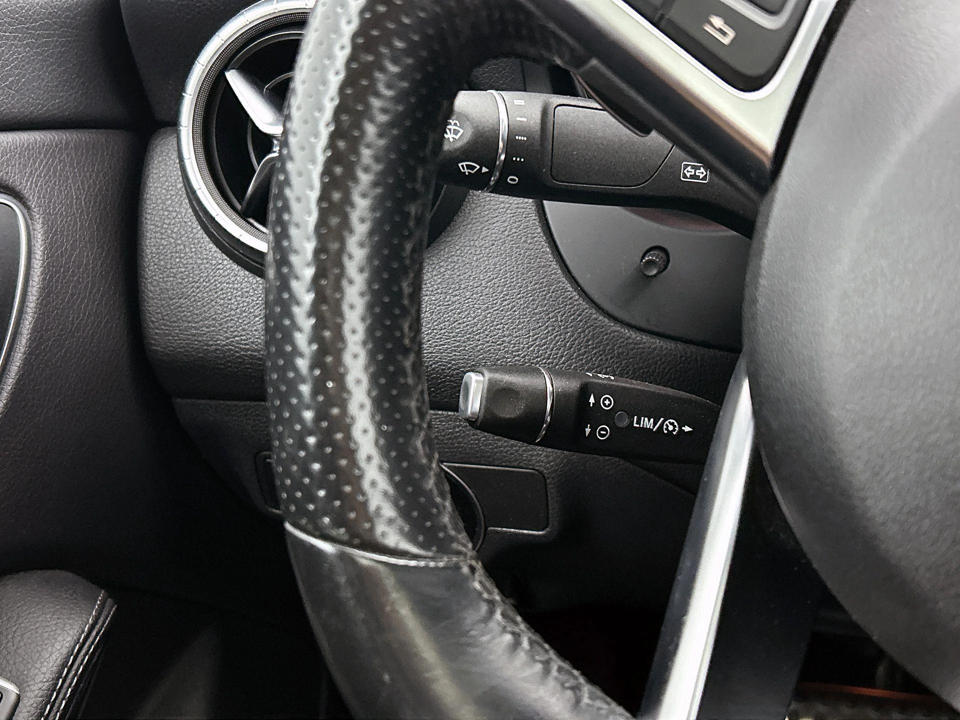 Mercedes-Benz-CLA-image-5