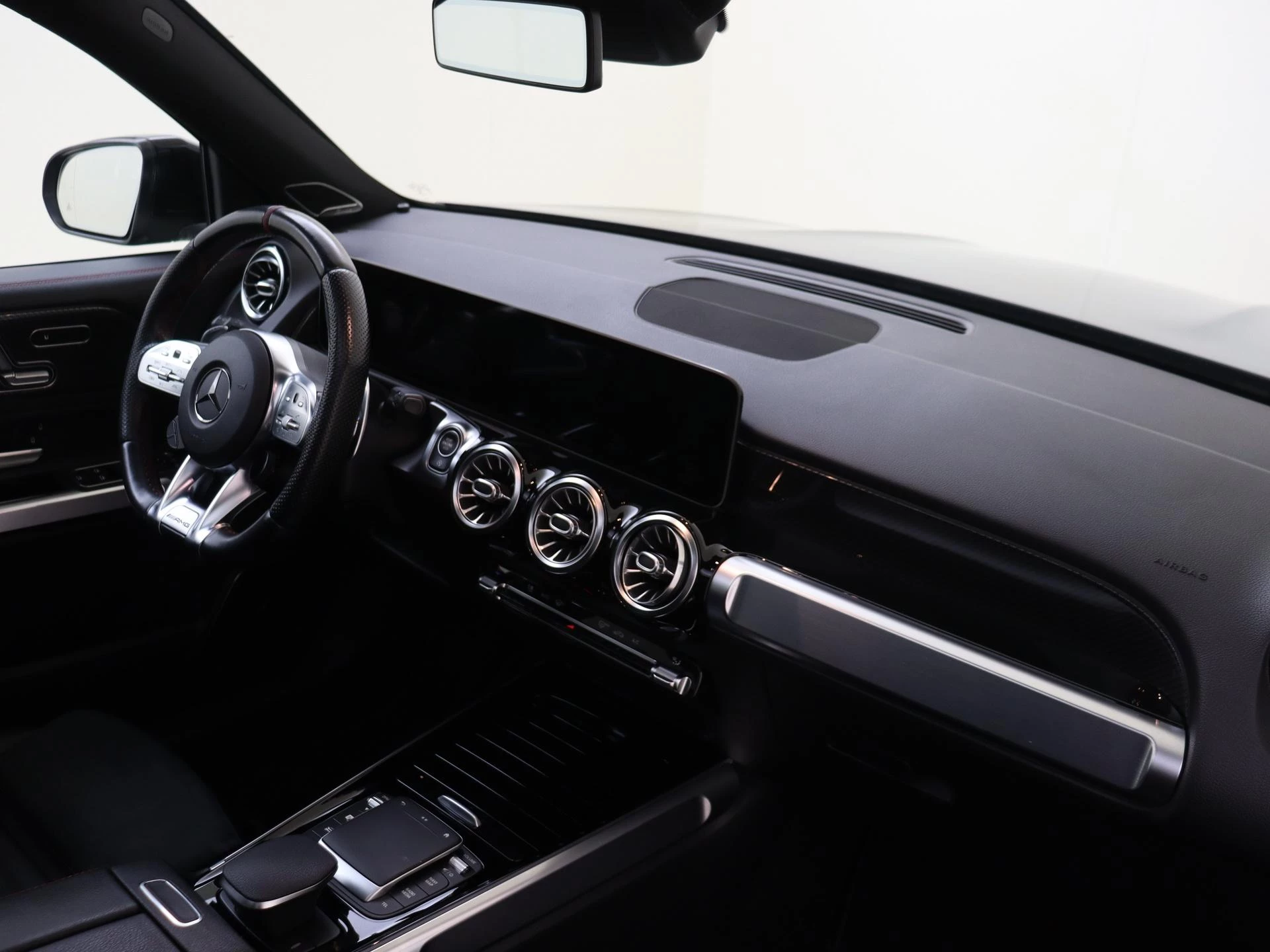 Mercedes-Benz-GLB-image-2