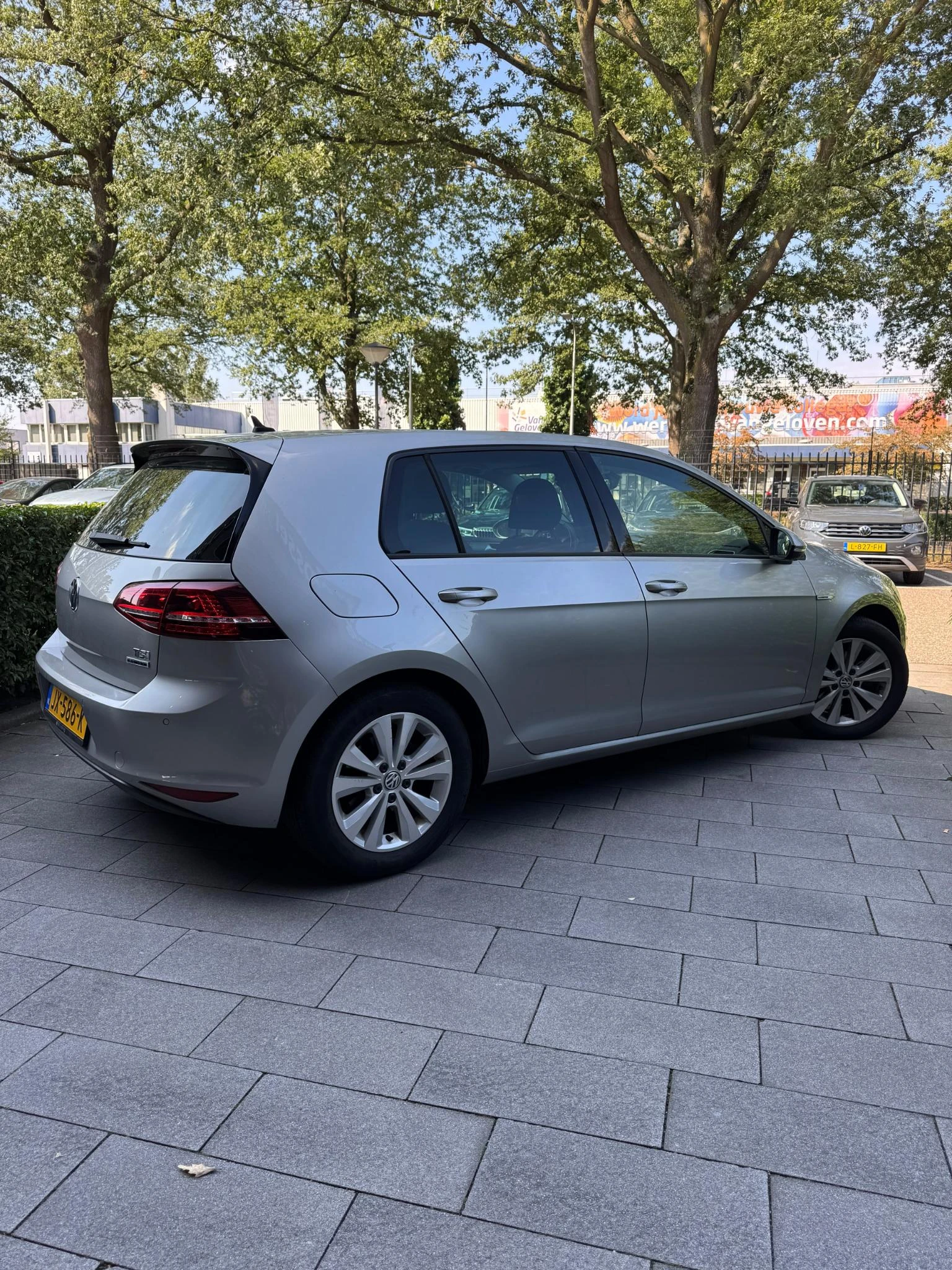 Volkswagen-Golf-image-2