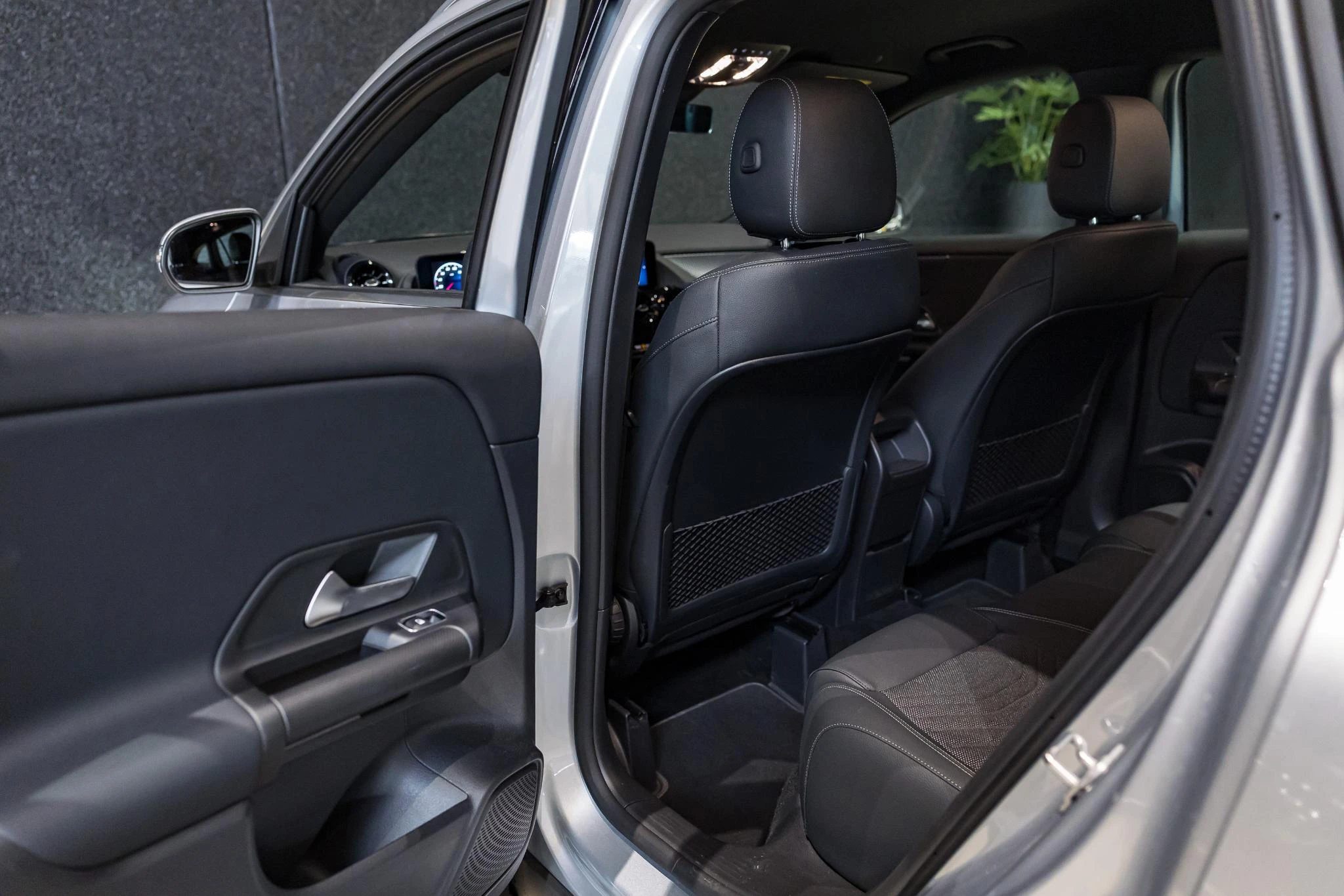 Mercedes-Benz-GLA-image-12