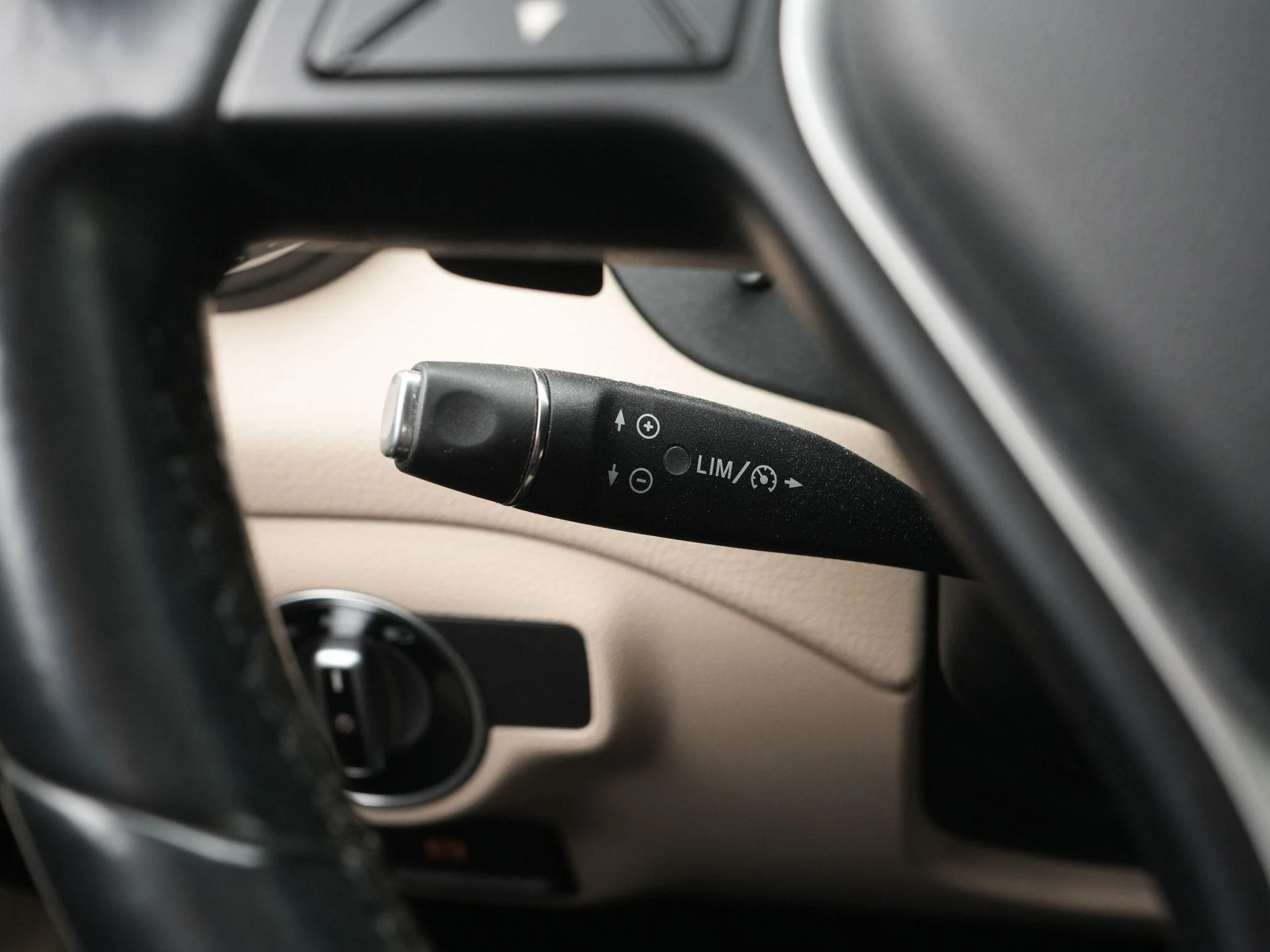 Mercedes-Benz-GLA-image-24