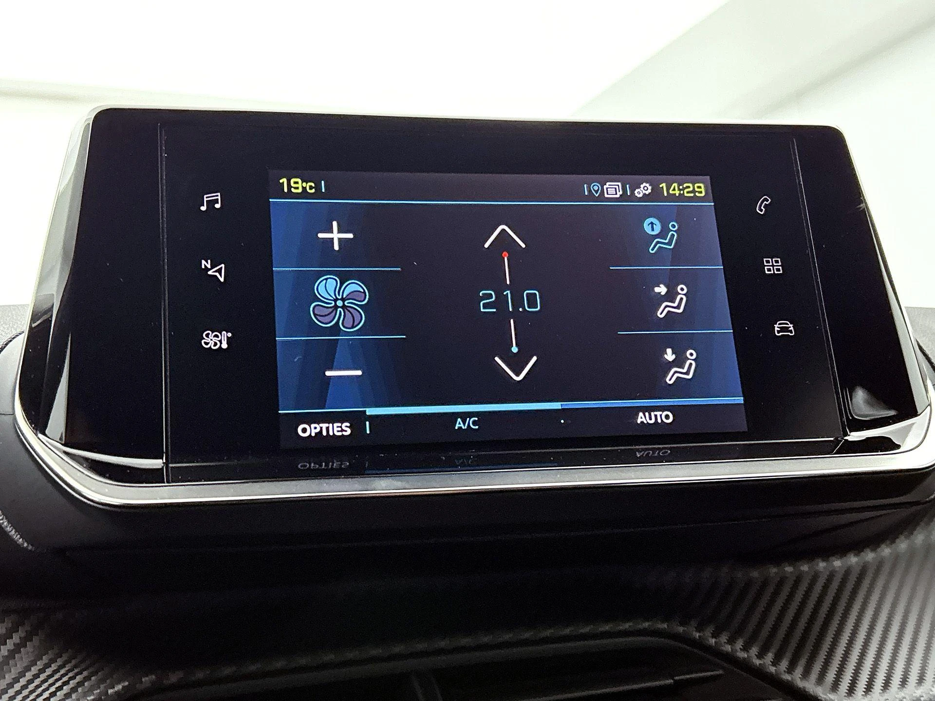 Peugeot-e-2008-image-22