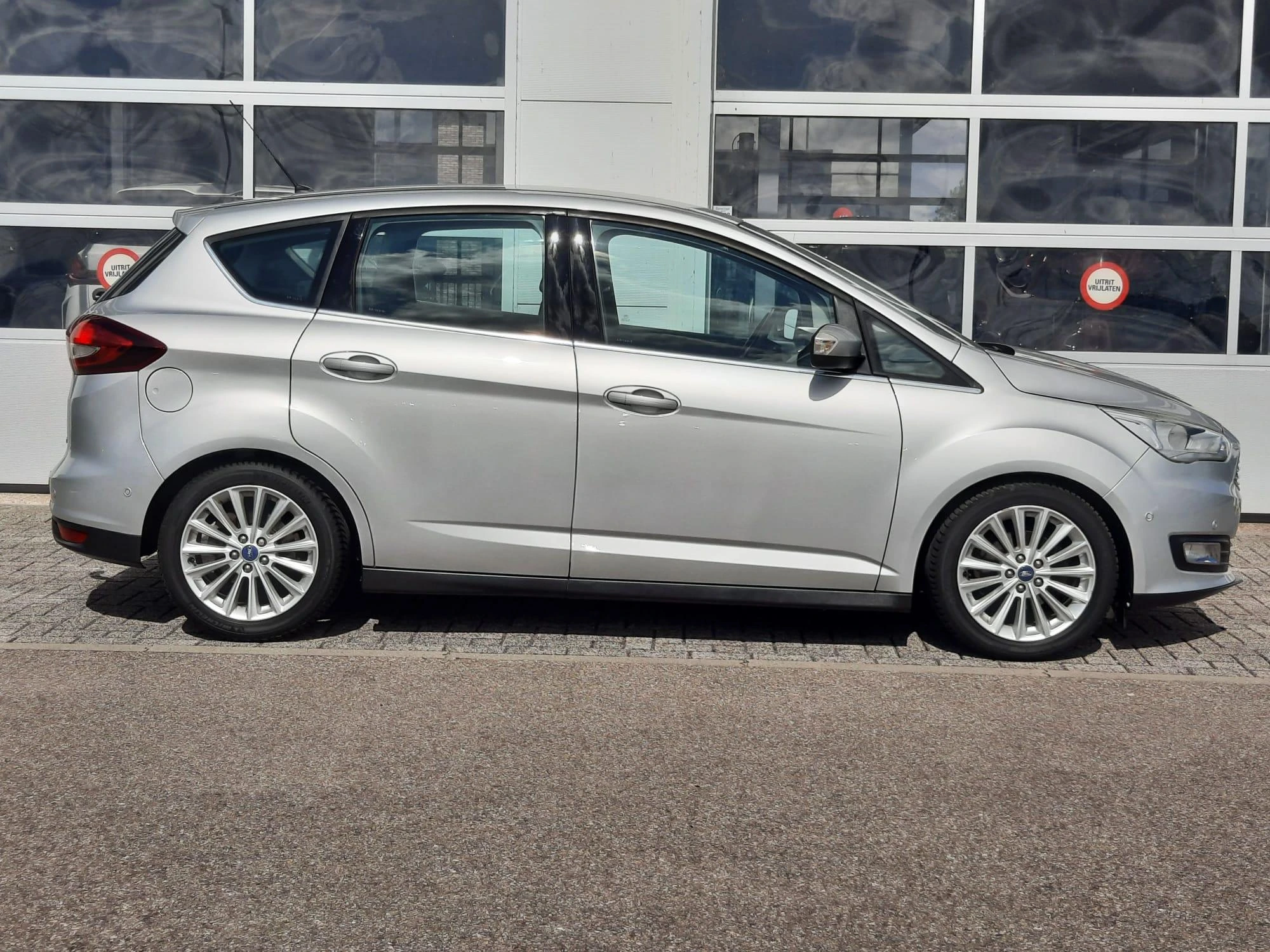 Ford-C-MAX-image-2
