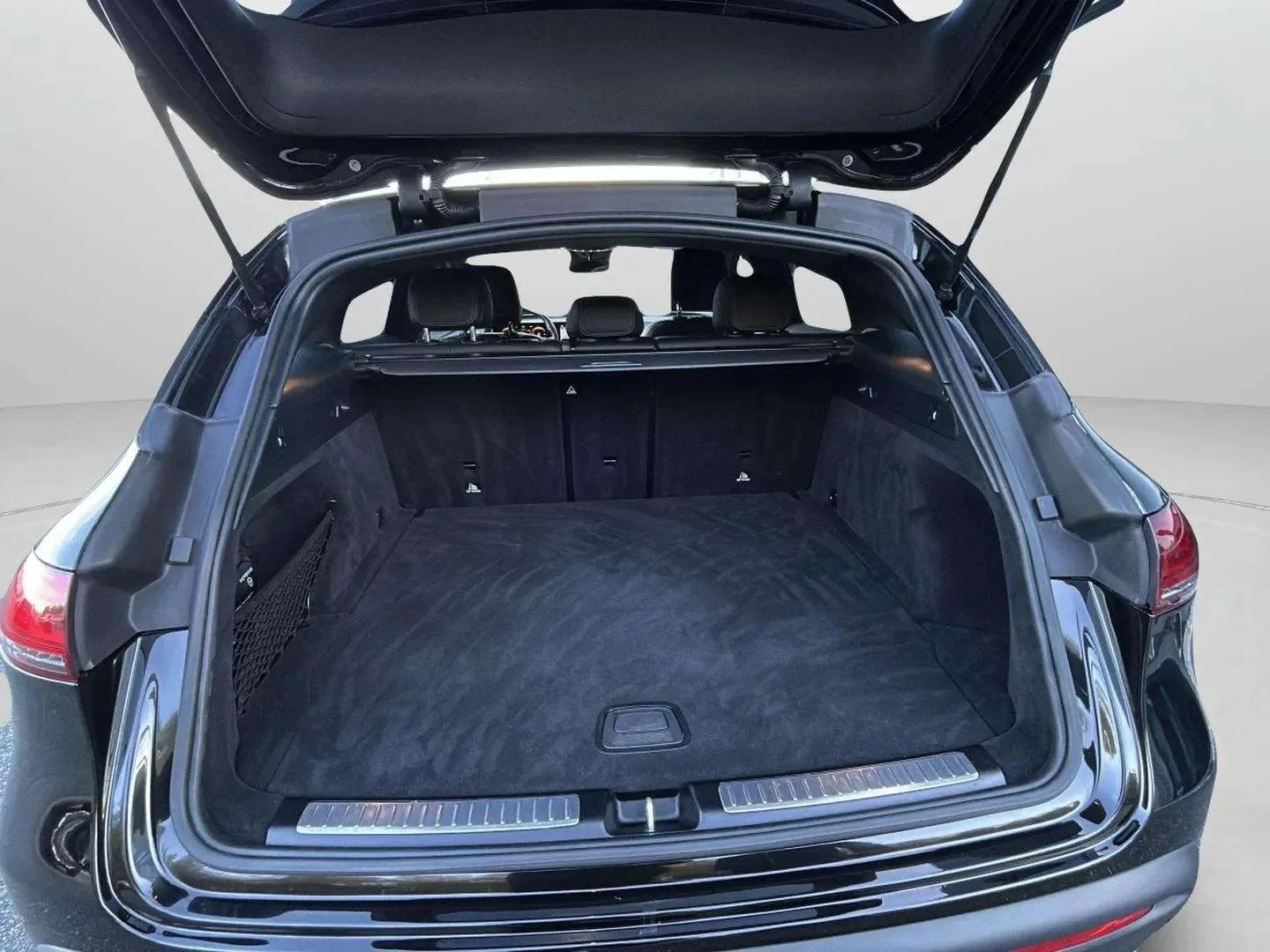 Mercedes-Benz-EQC-image-20