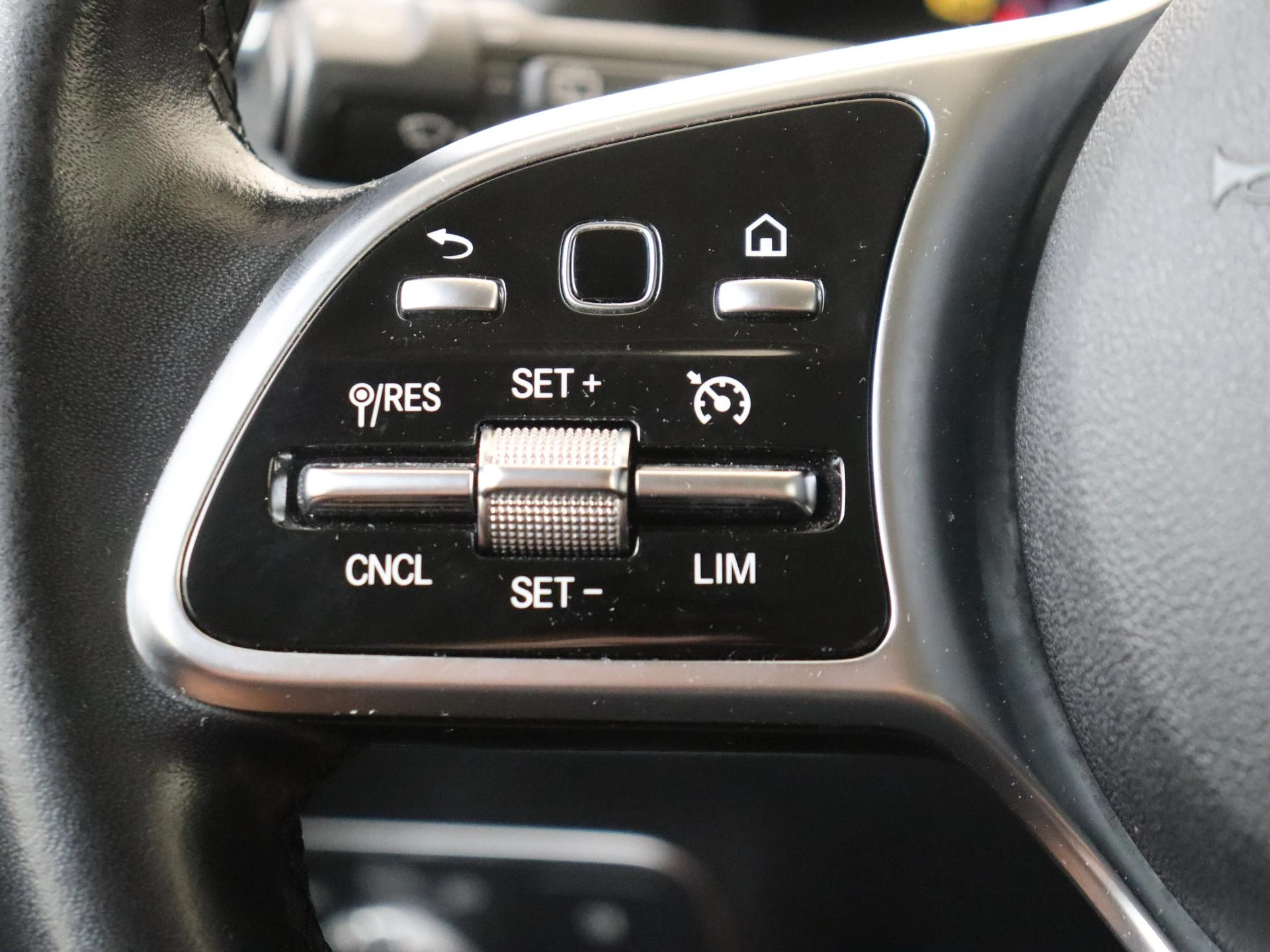 Mercedes-Benz-B-Klasse-image-13