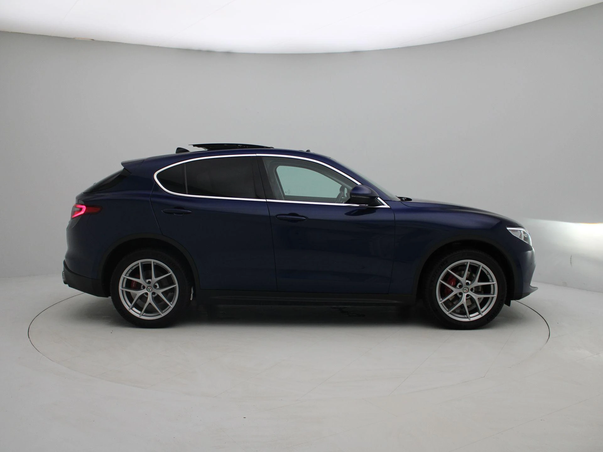 Alfa Romeo-Stelvio-image-6