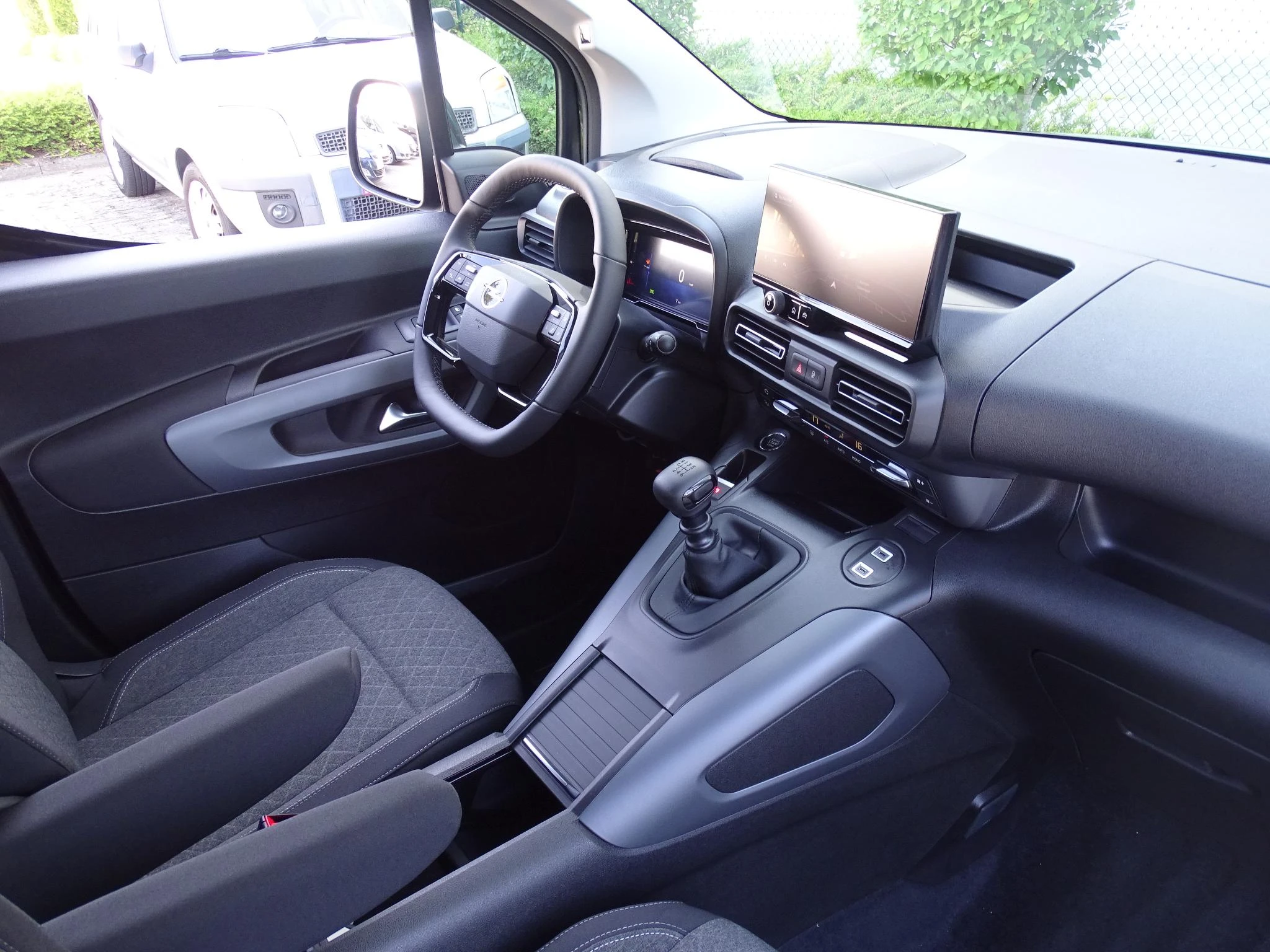 Opel-Combo Life-image-13