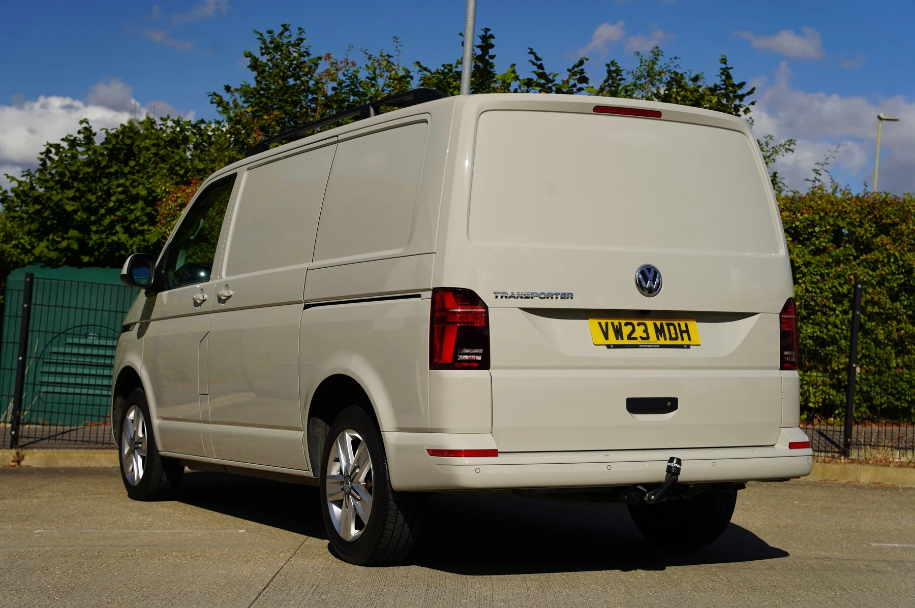 Volkswagen-Transporter-image-2