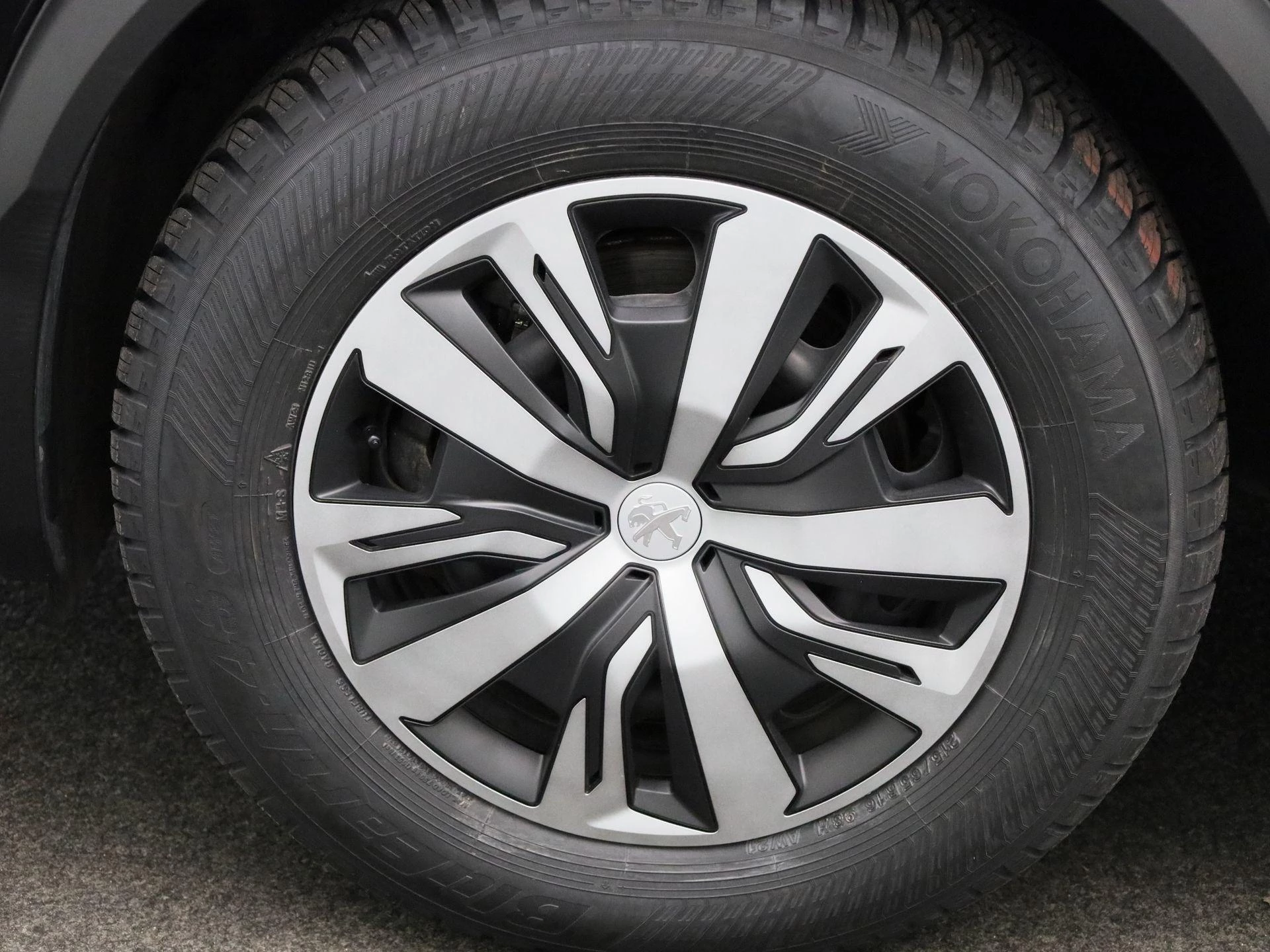 Peugeot-e-2008-image-12