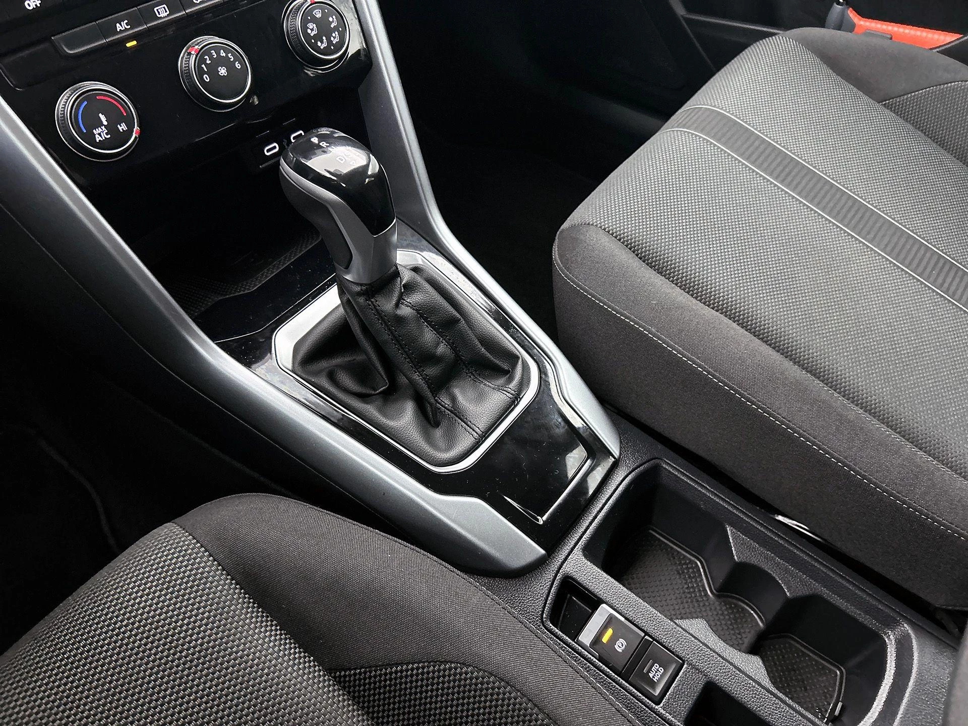 Volkswagen-T-Roc-image-29