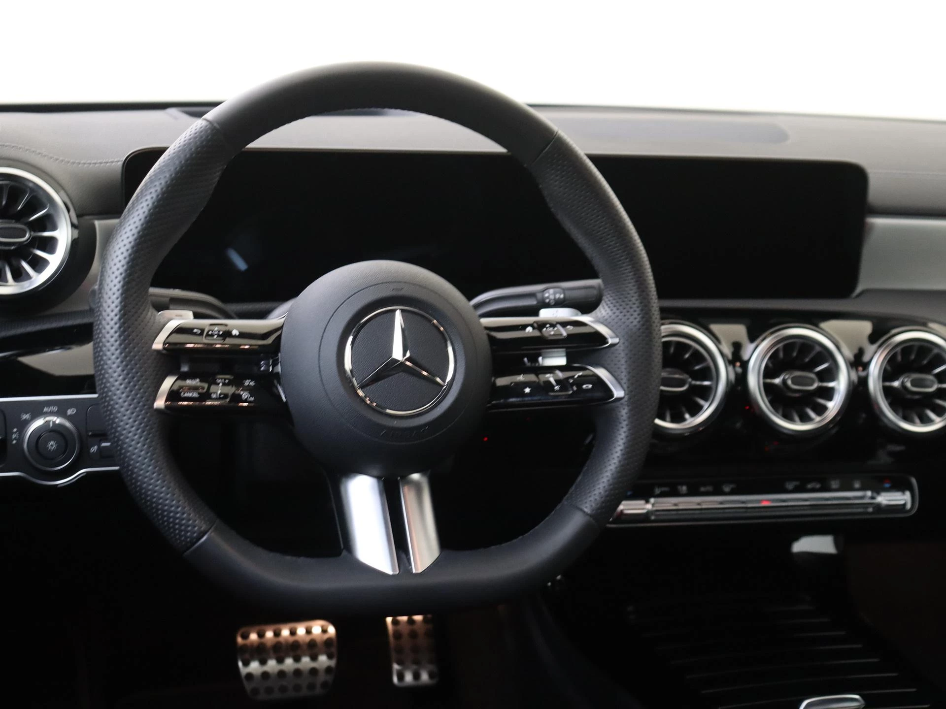 Mercedes-Benz-CLA-image-9