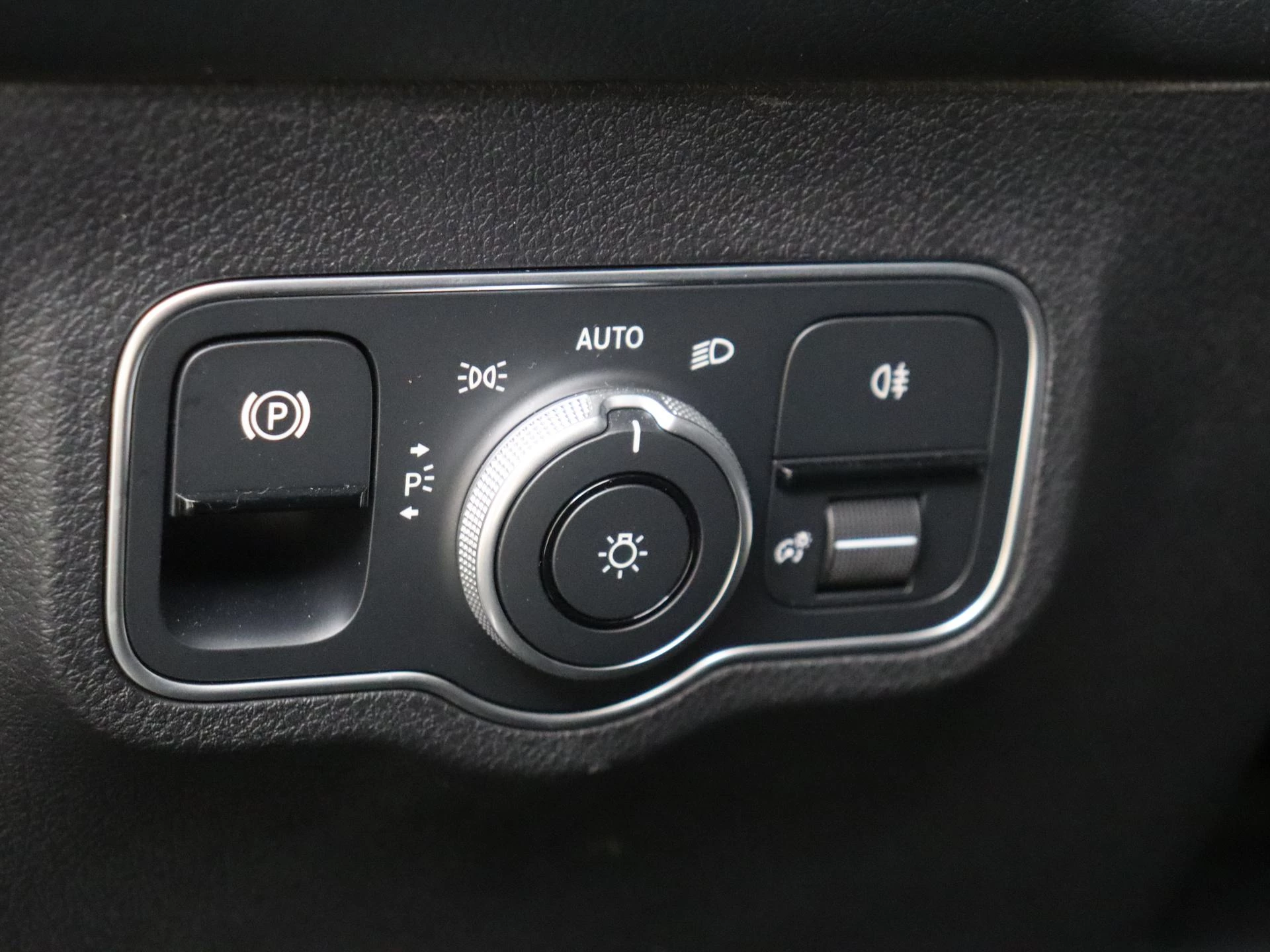 Mercedes-Benz-EQB-image-28