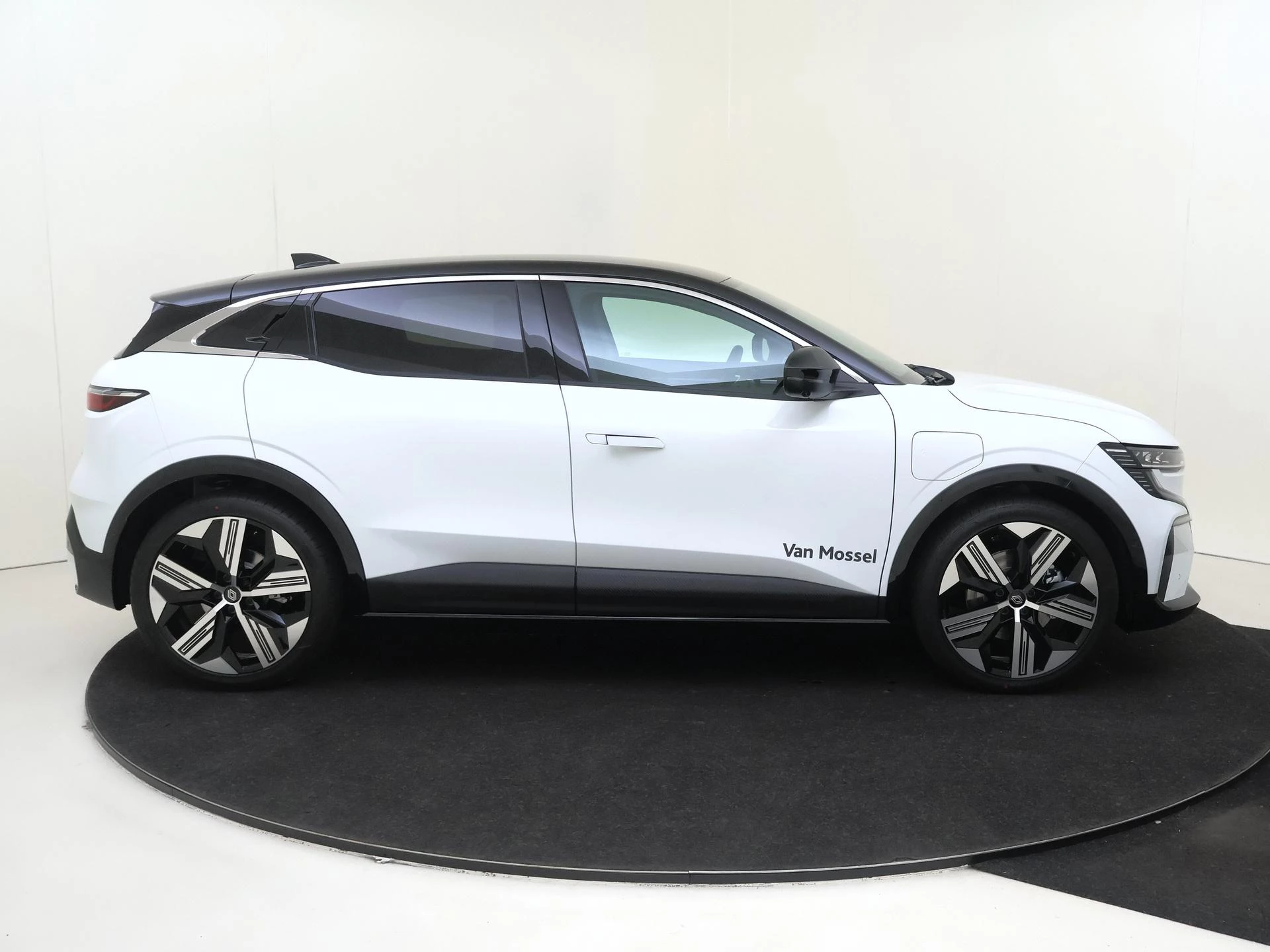 Renault-Megane E-Tech-image-8