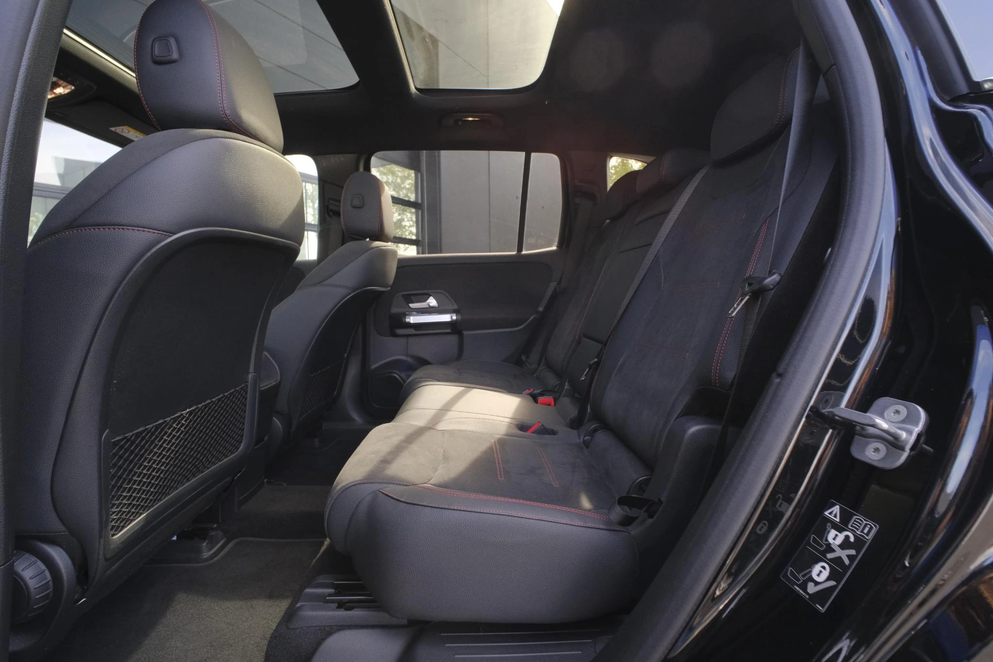 Mercedes-Benz-EQB-image-24