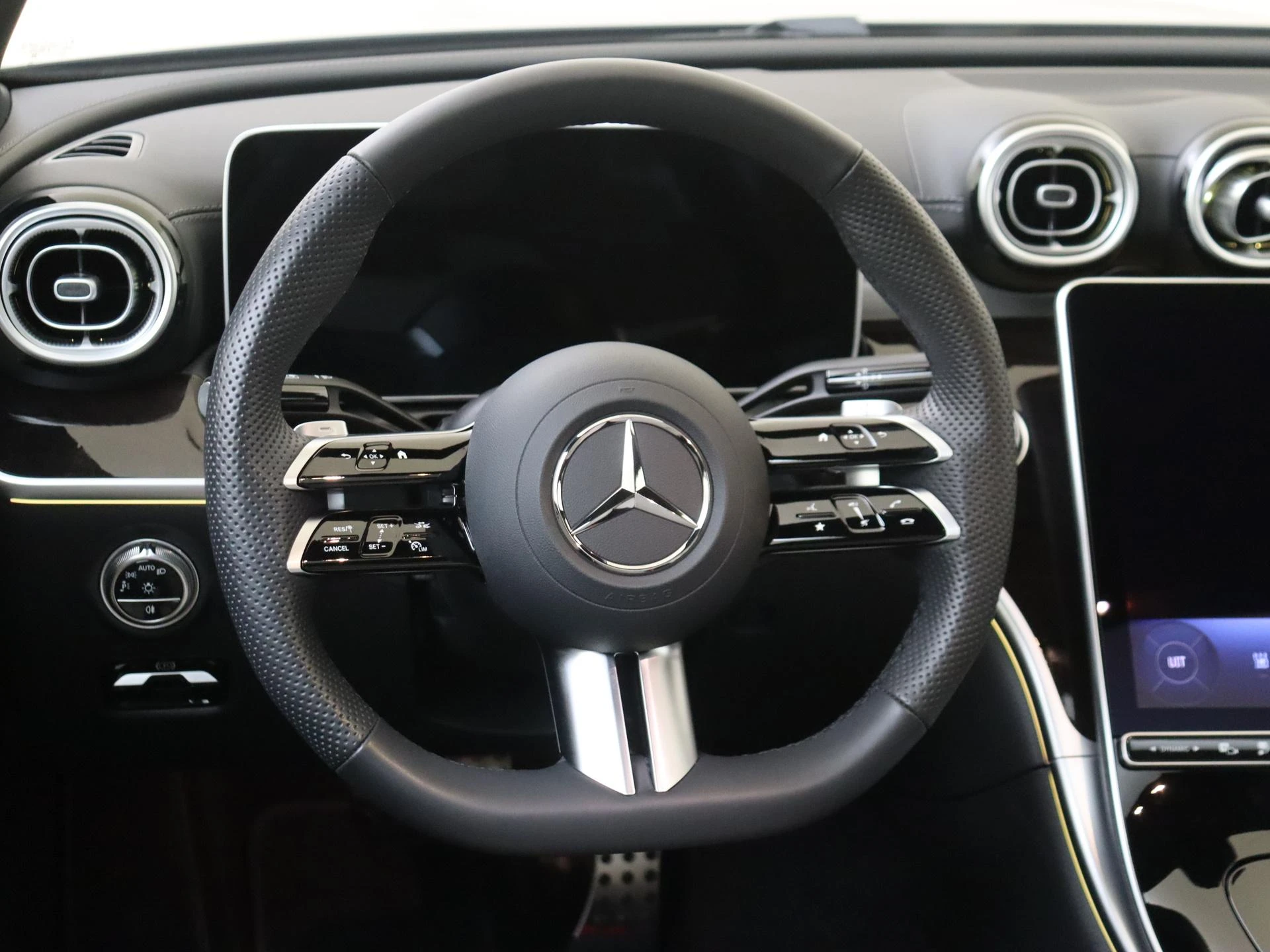 Mercedes-Benz-C-Klasse-image-9