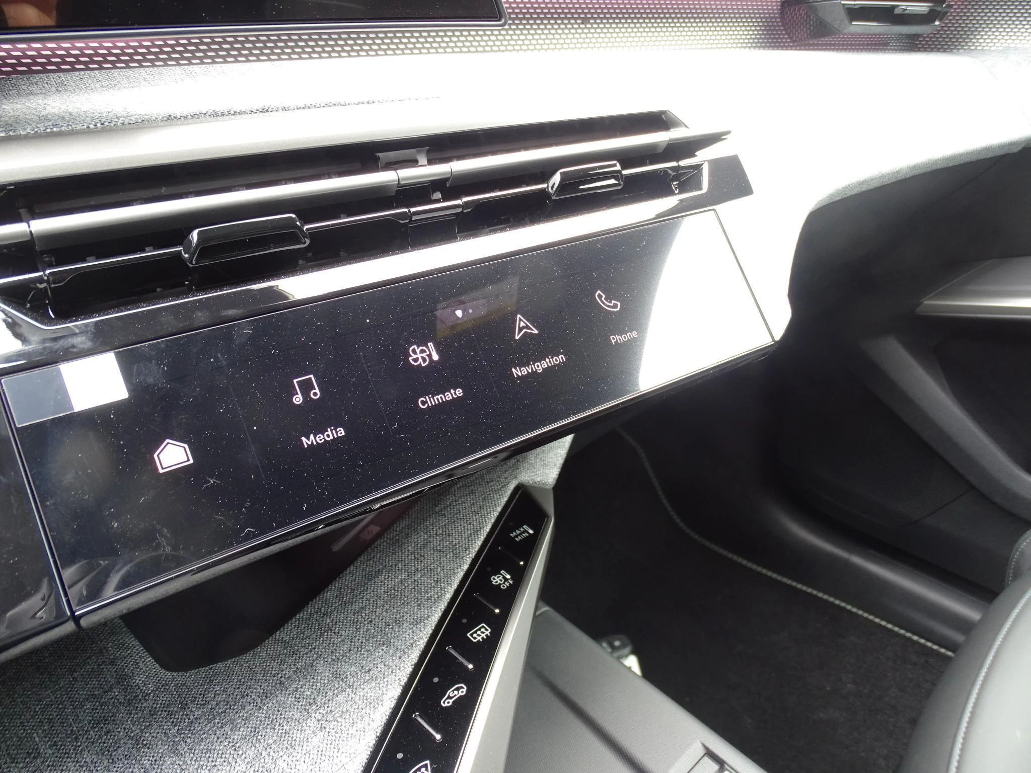Peugeot-e-5008-image-24