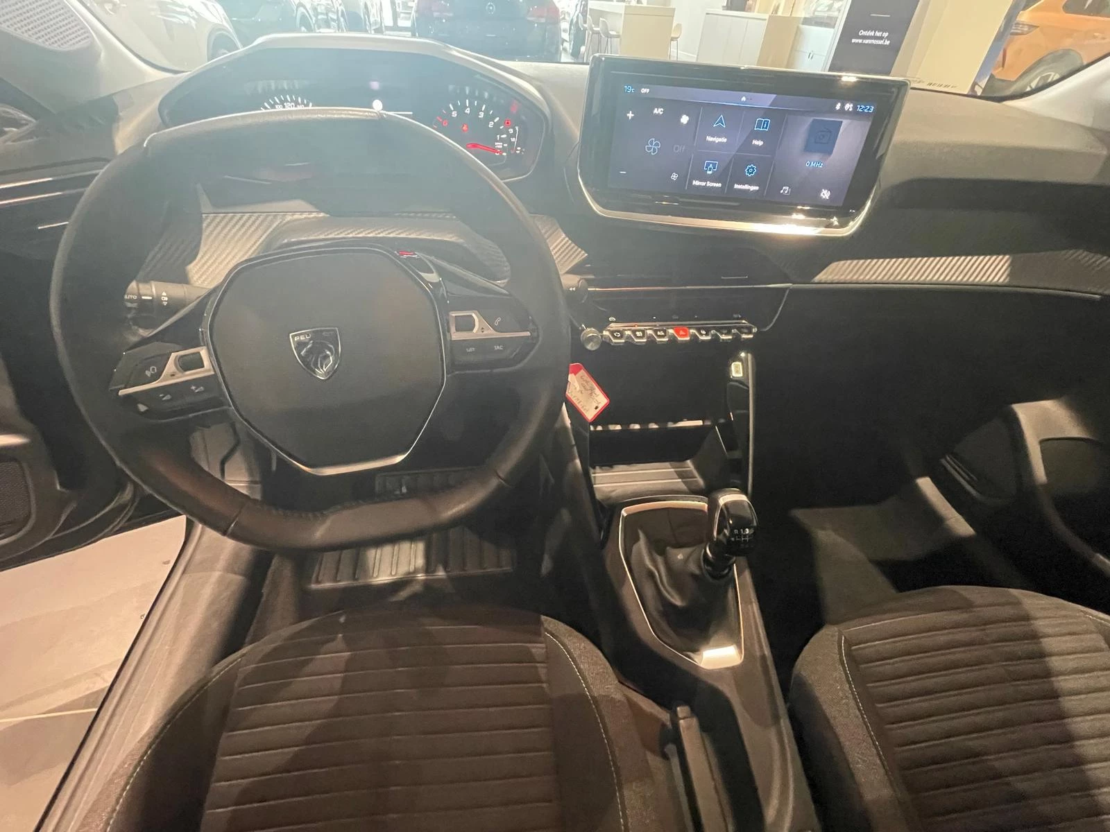 Peugeot-208-image-13