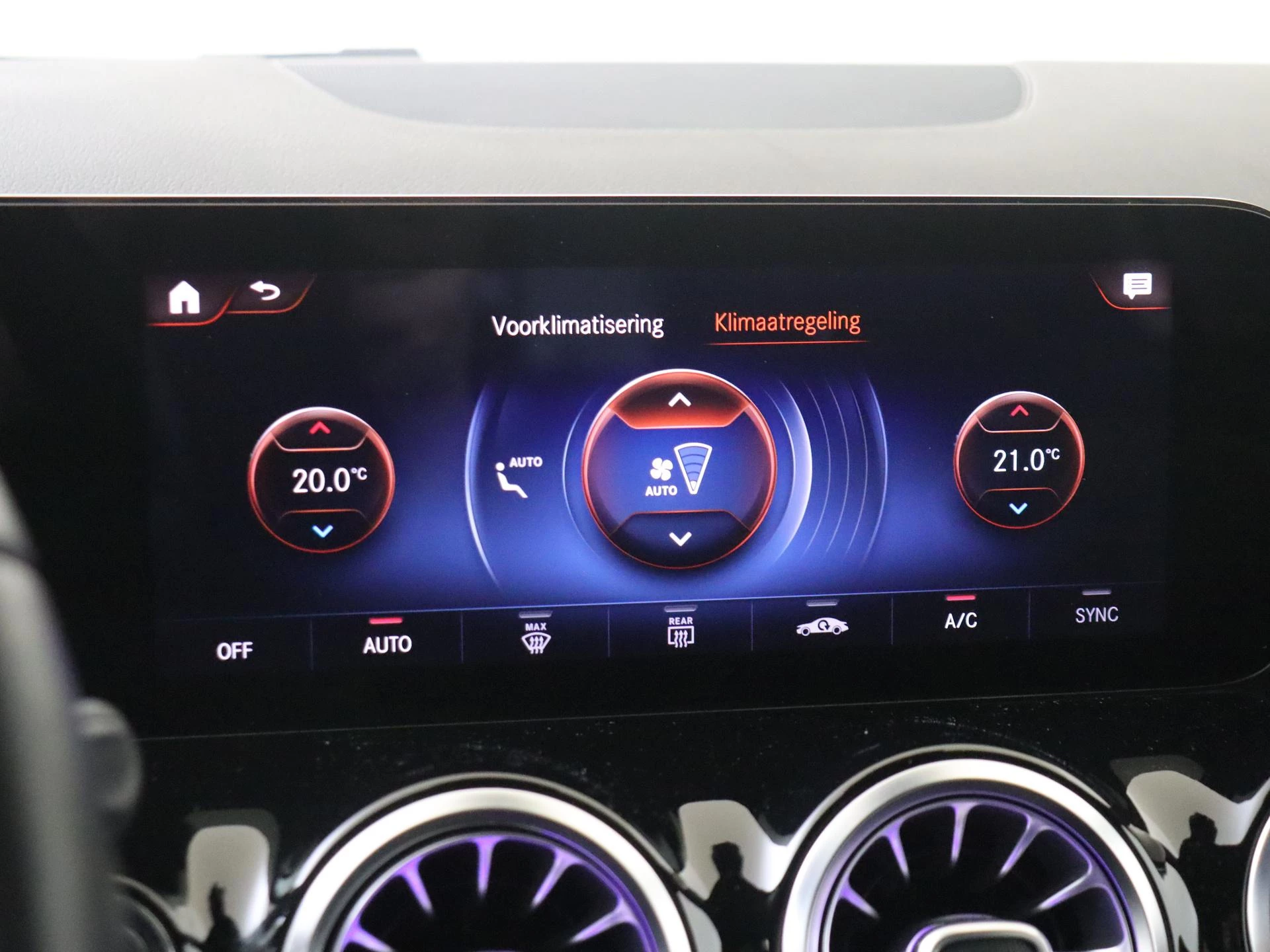 Mercedes-Benz-GLA-image-16