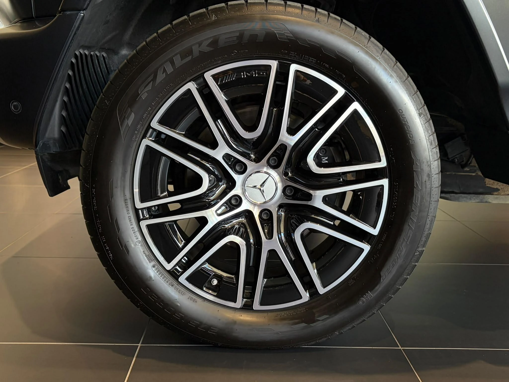 Mercedes-Benz-G-Klasse-image-8