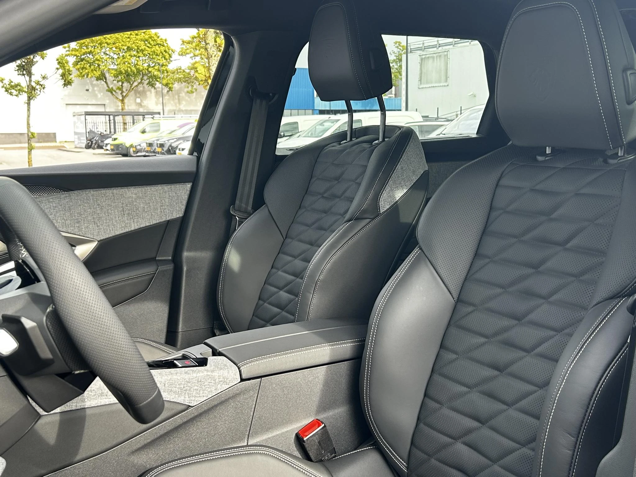 Peugeot-e-5008-image-10