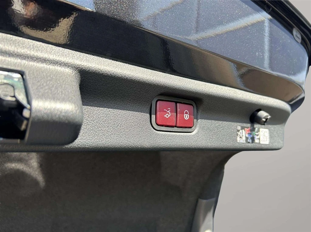Mercedes-Benz-EQE-image-22