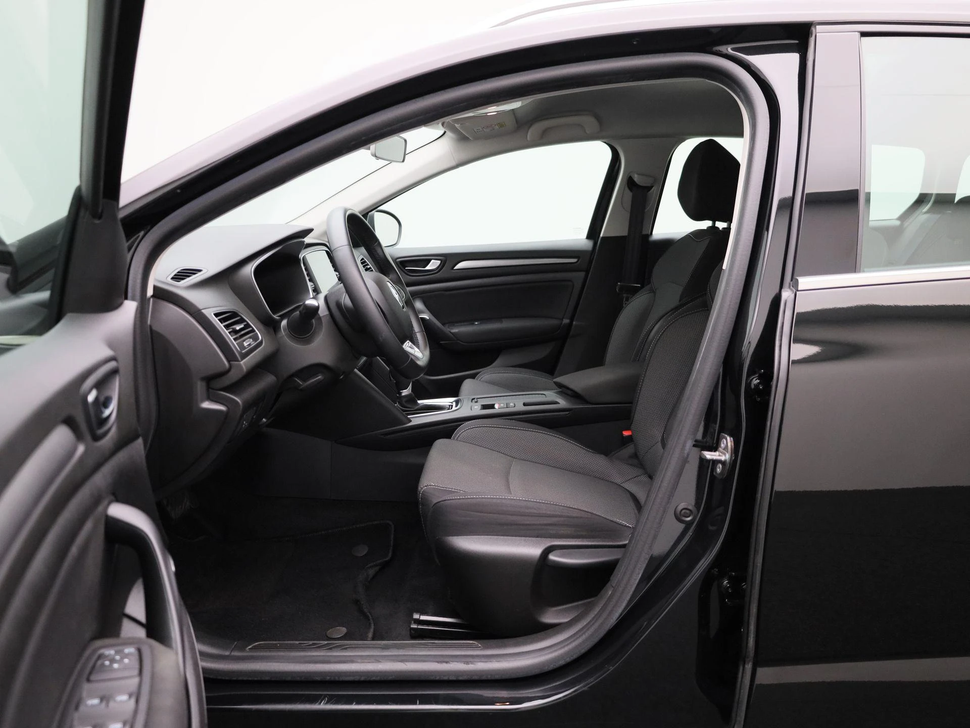 Renault-Megane E-Tech-image-8