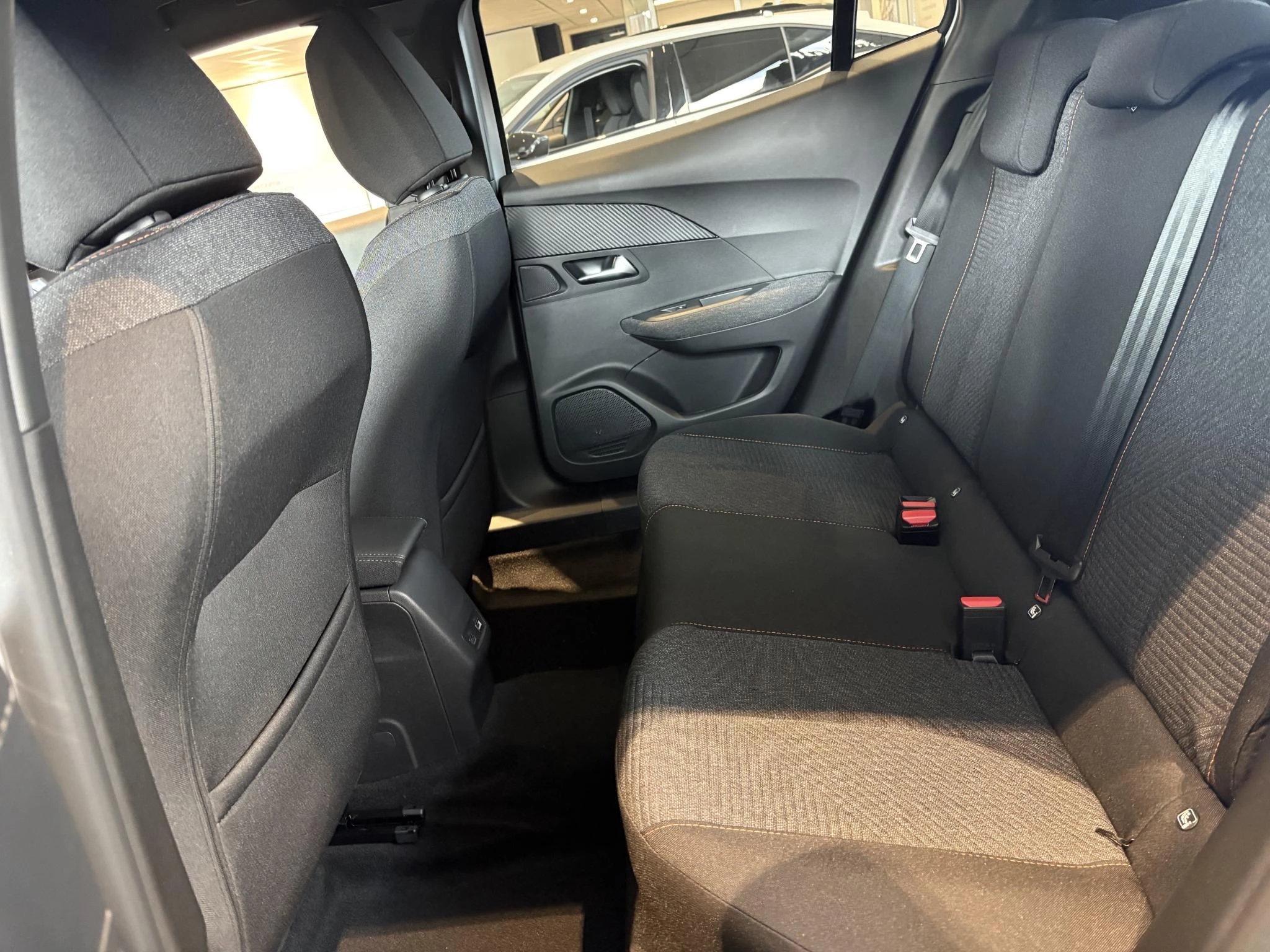 Peugeot e-2008 EV Business 54 kWh